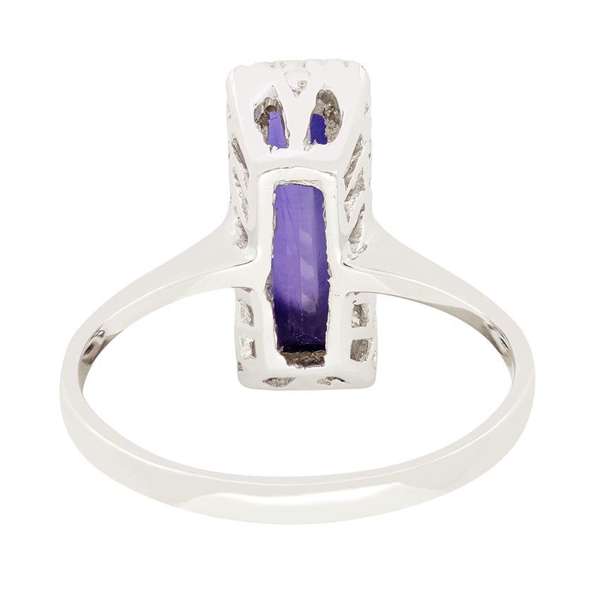 Art Deco 1,40 Karat lila Saphir und Diamant-Cluster-Ring, ca. 1920er Jahre (Baguetteschliff) im Angebot