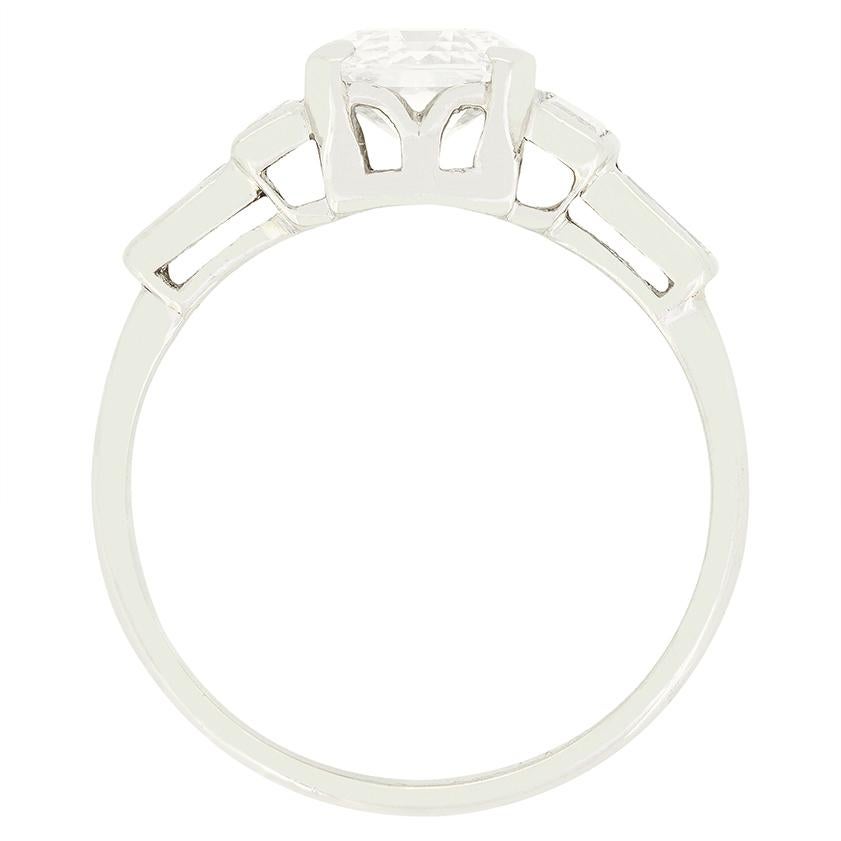 Datierung auf die 1920er Jahre  dieser schöne Ring ist klassisch Art Deco. In der Mitte sitzt ein einzelner Diamant im Smaragdschliff, flankiert von Diamanten im Baguetteschliff auf abgesetzten Schultern. Der zentrale Diamant wiegt 1,41 Karat und