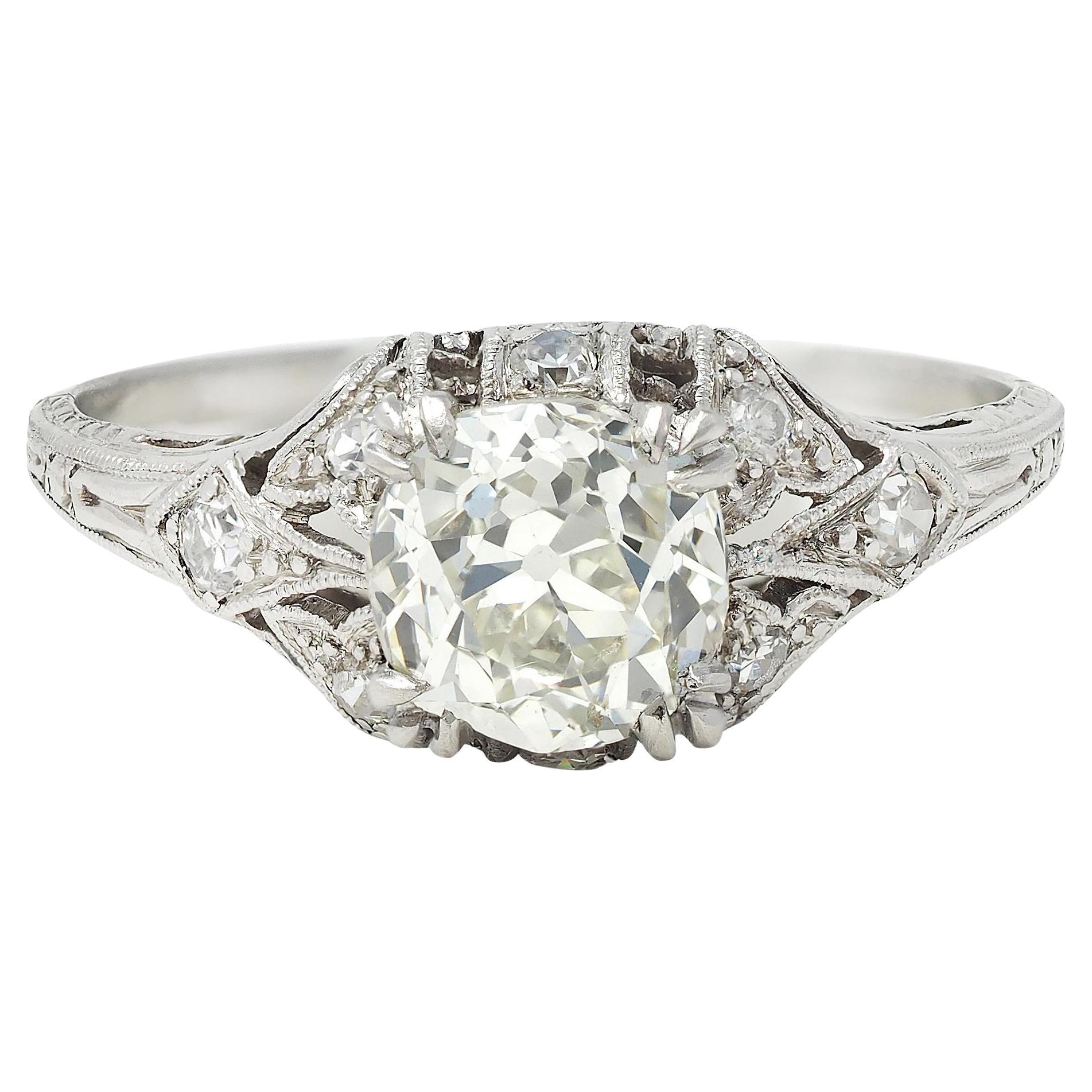 Bague de fiançailles de style Art déco avec feuillage en platine et diamants taille vieille mine de 1,44 carat