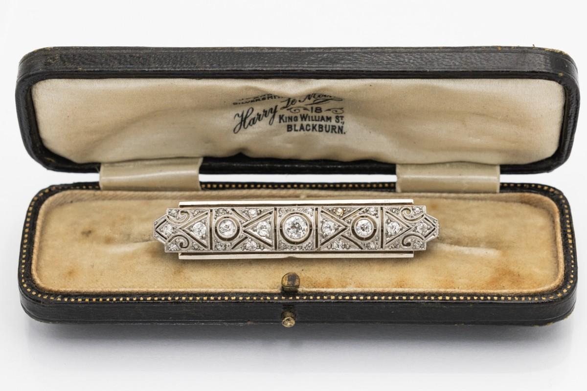Art Deco diamond brooch made of white gold, approx. 0.600 fineness and platinum.

Origin: Western Europe, 1930s.

The brooch is decorated with 3 diamonds in an 