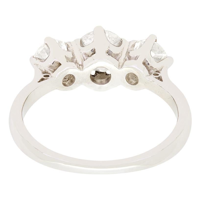 Taglio antico europeo Anello con tre pietre di diamante in stile Art Deco da 1,45 carati, anni '30 circa in vendita
