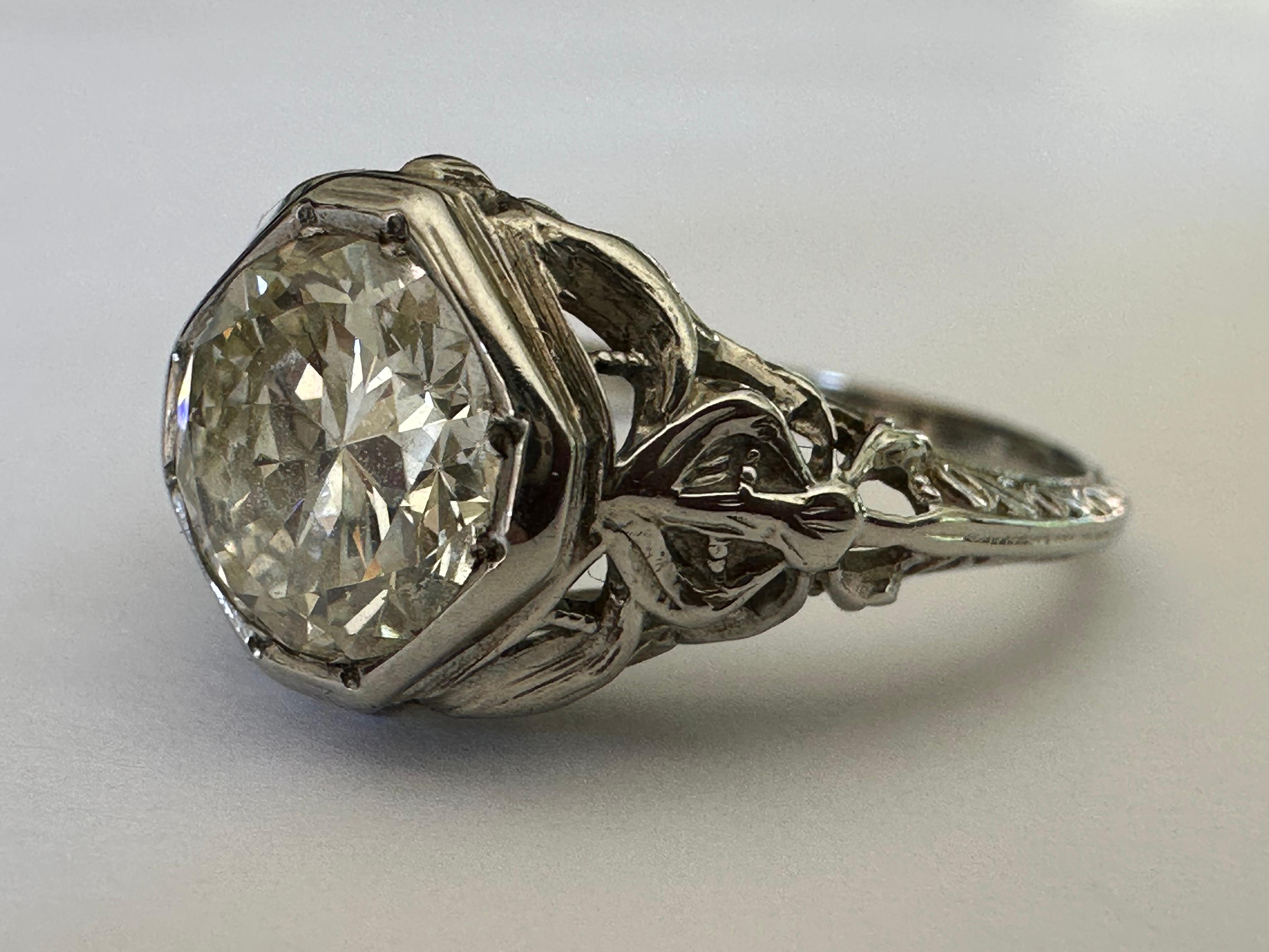 Ein Diamant im alten europäischen Schliff mit einem Gewicht von etwa 1,46 Karat,  MN Farbe, VS-VVS Klarheit, zentriert diesen exquisiten Art Deco Solitärring, der mit feinem Filigran akzentuiert ist. Fassung aus 18 Karat Weißgold. Der Diamant misst