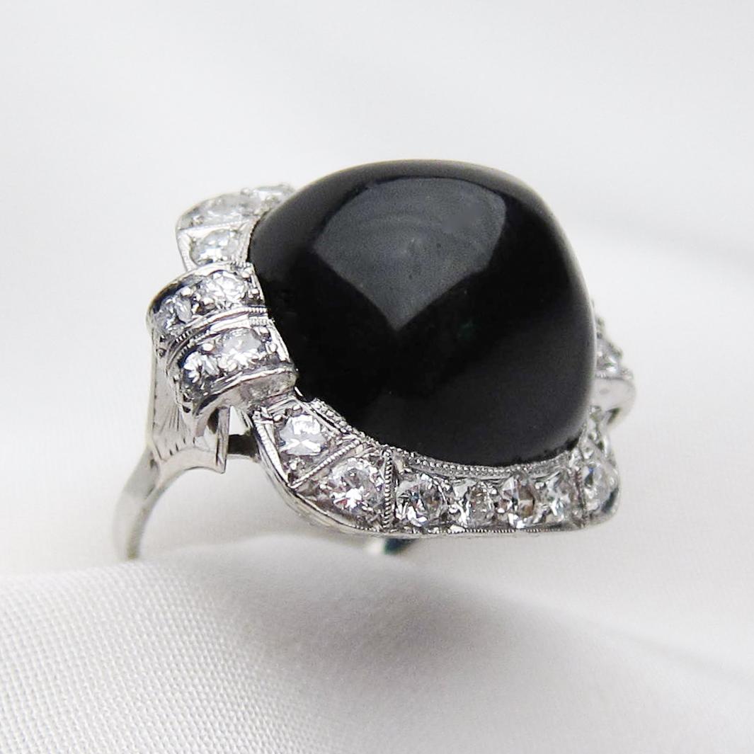 Round Cut Art Deco 14.9 Carat Sugarloaf Onyx Cabochon and Diamond Platinum Ring For Sale