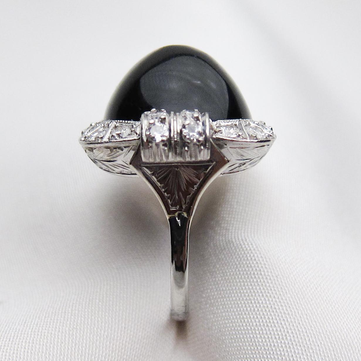 Art Deco 14.9 Carat Sugarloaf Onyx Cabochon and Diamond Platinum Ring In Excellent Condition For Sale In Seattle, WA