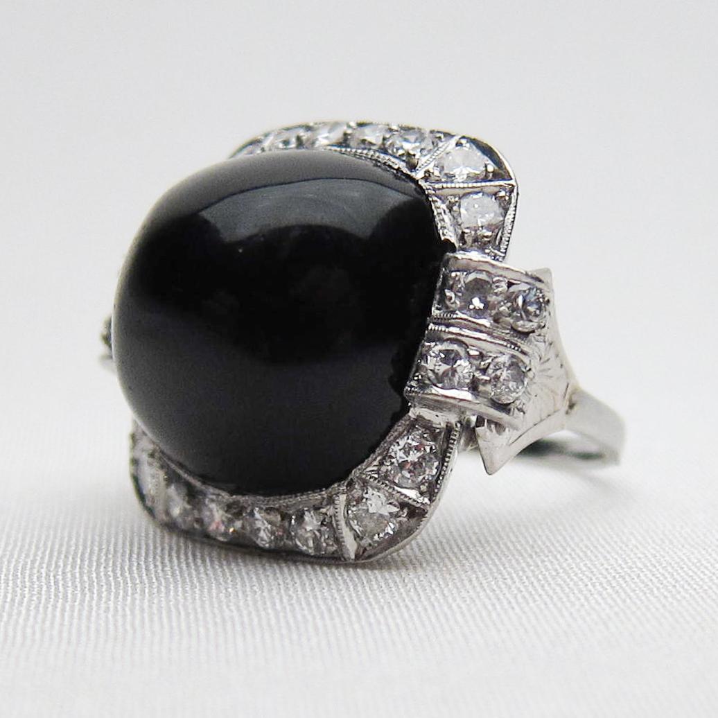 Women's Art Deco 14.9 Carat Sugarloaf Onyx Cabochon and Diamond Platinum Ring For Sale