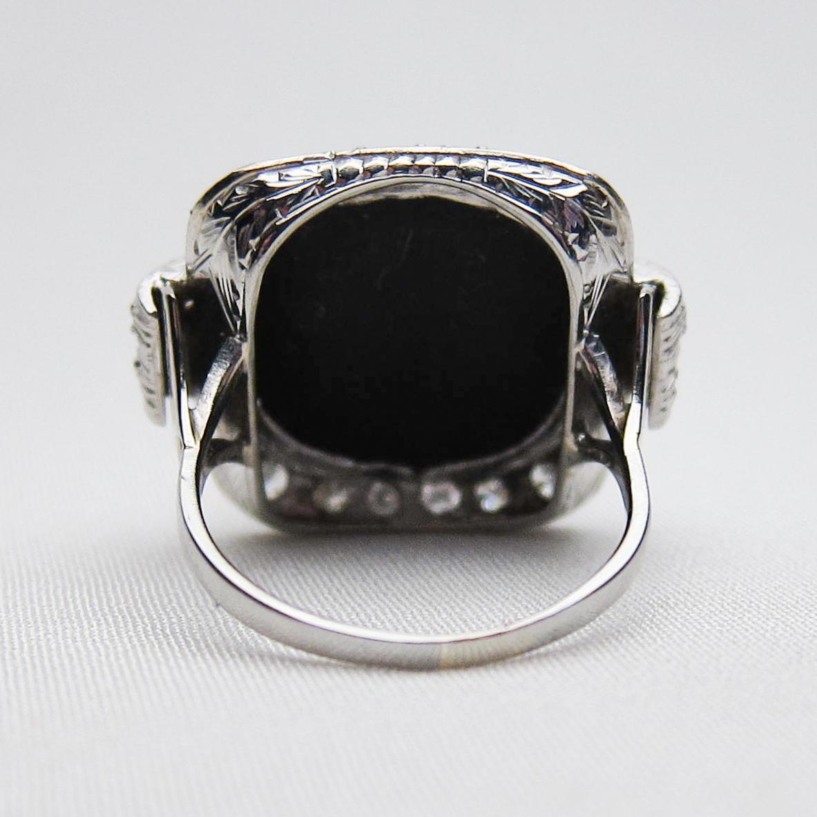 Art Deco 14.9 Carat Sugarloaf Onyx Cabochon and Diamond Platinum Ring For Sale 1