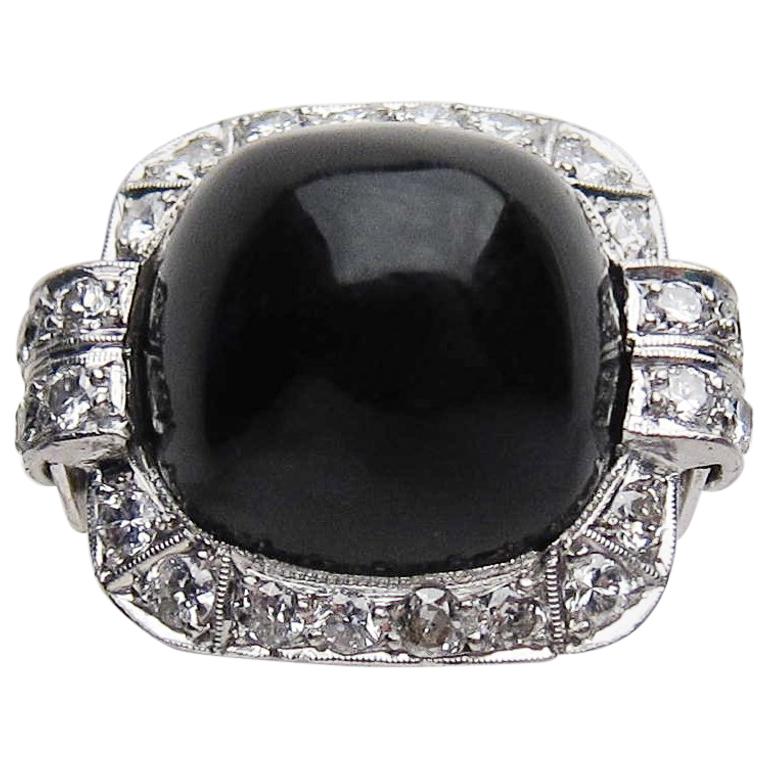 Art Deco 14.9 Carat Sugarloaf Onyx Cabochon and Diamond Platinum Ring For Sale