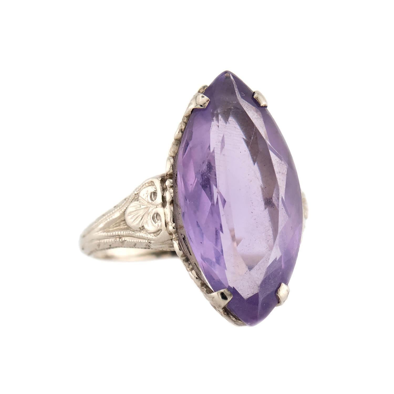 Un favoloso anello di ametista dell'epoca Art Deco (ca. 1920)! Realizzato in oro bianco 14 carati, questo pezzo di grande effetto è caratterizzato da un'ametista centrale in stile navette. La pietra ametista taglio marquis è meravigliosamente