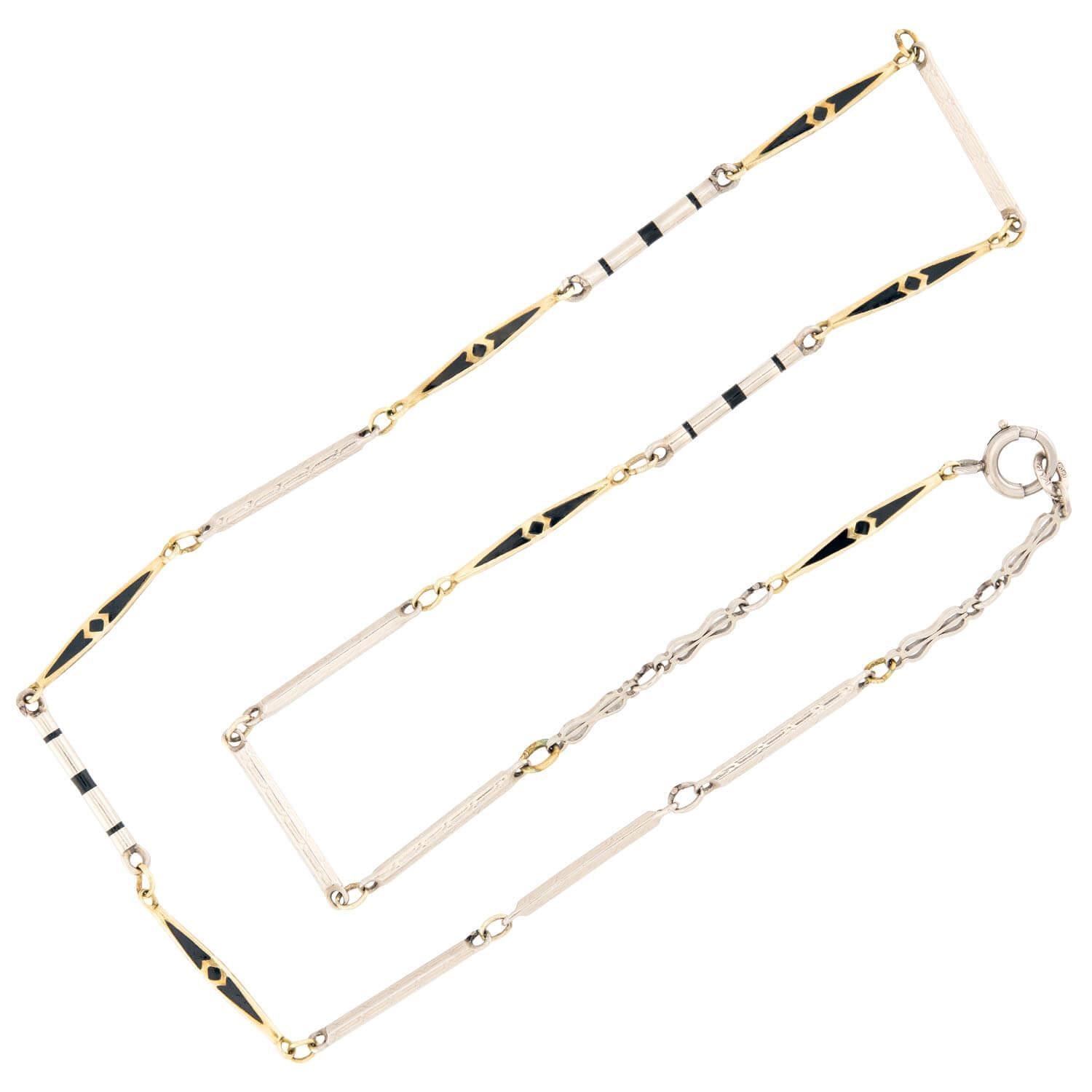 Una bella catena smaltata dell'epoca Art Deco (ca. 1920)! Realizzata in oro giallo e bianco 14k, questa catena è composta da 7 maglie oblunghe, 8 maglie rettangolari e 3 maglie cilindriche. Le maglie oblunghe sono caratterizzate da una superficie