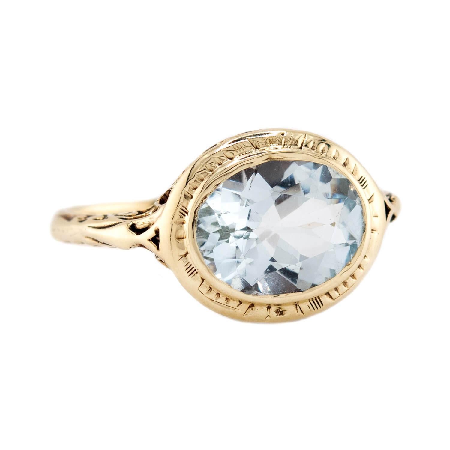 Uno splendido anello con acquamarina dell'epoca Art Deco (ca. 1920)! Questo splendido pezzo è realizzato in oro giallo 14 carati e presenta un'unica acqua ovale incastonata. L'acqua presenta un'incantevole tonalità di blu chiaro, che contrasta