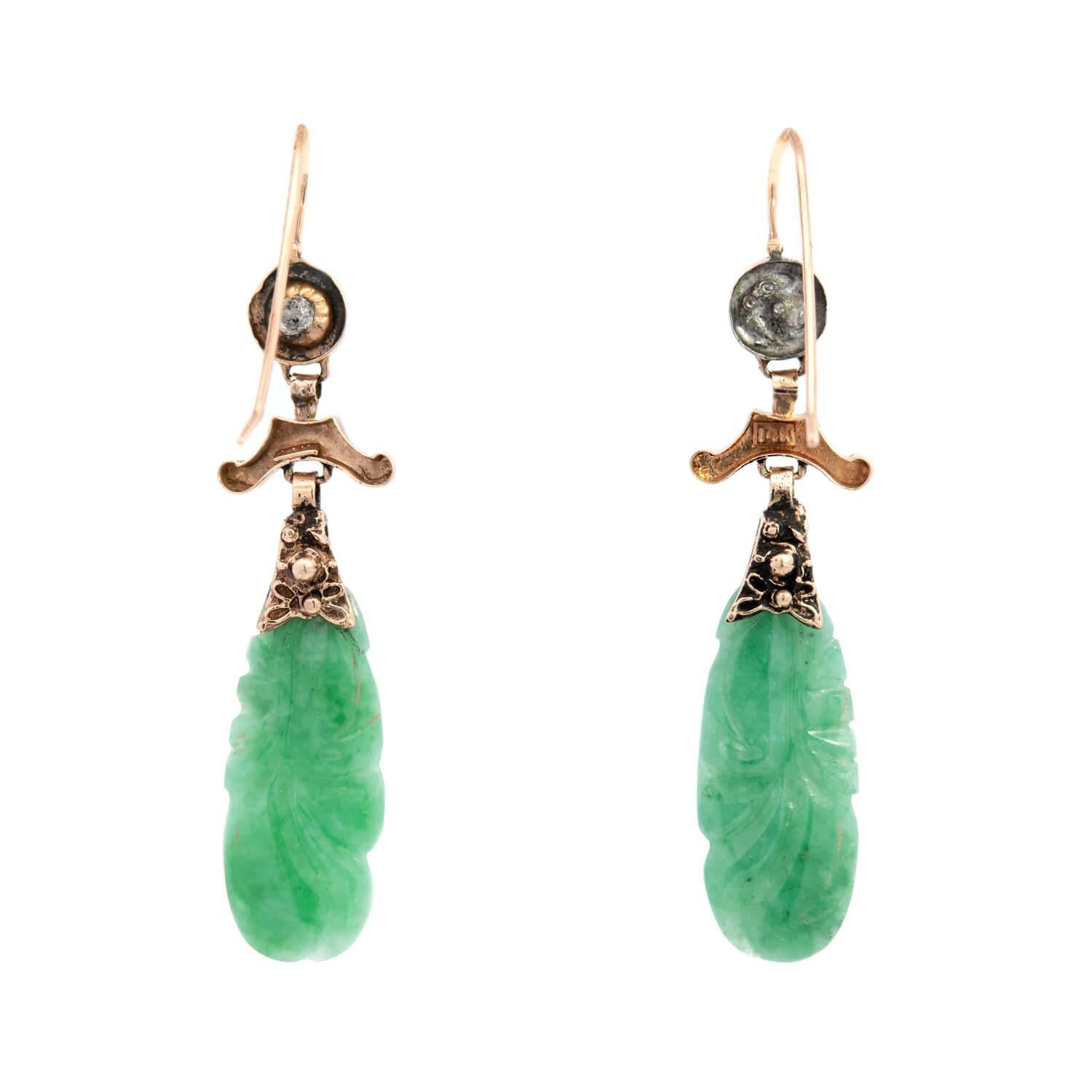 Art Déco Art Deco 14k Carved Jade Dangle Earrings in vendita