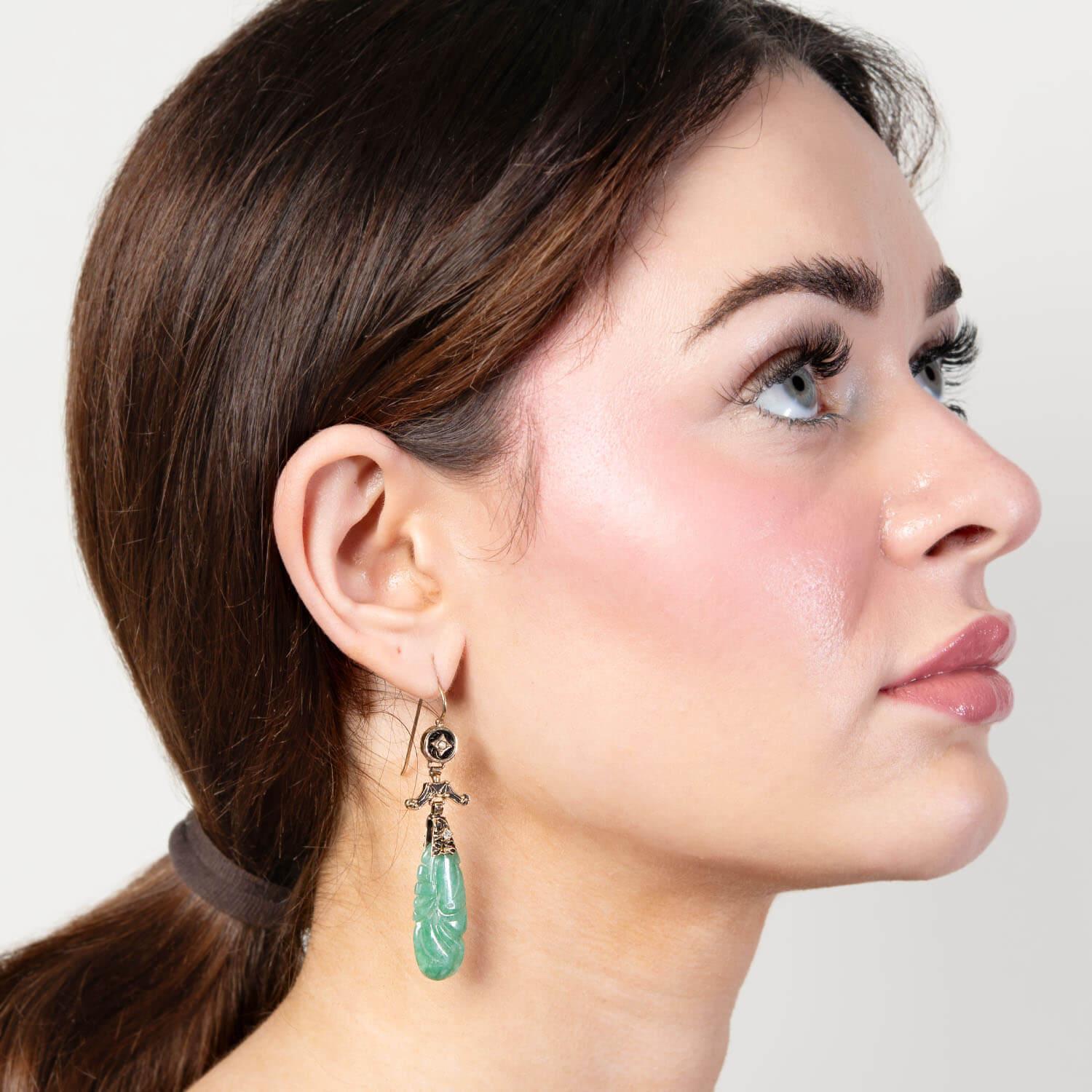 Taglio singolo Art Deco 14k Carved Jade Dangle Earrings in vendita