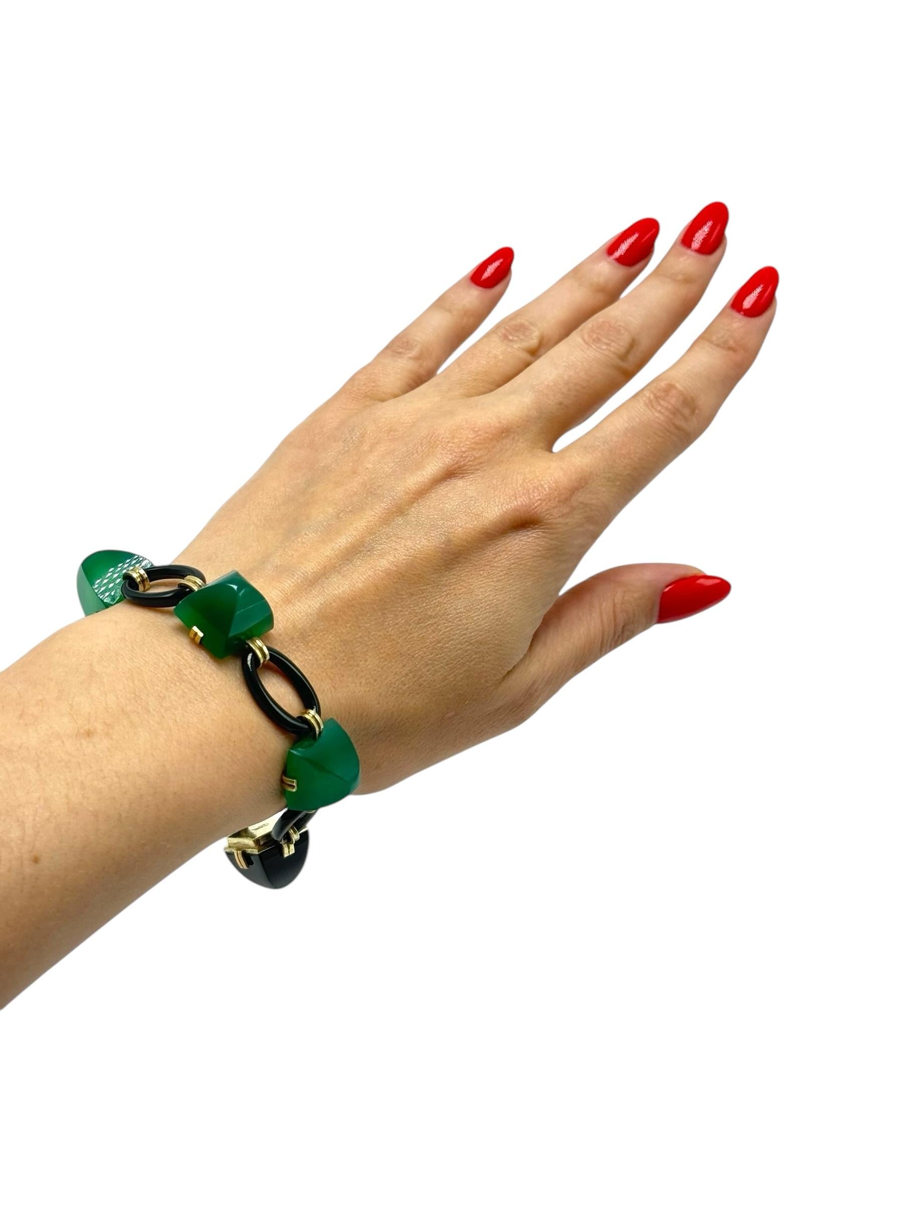 Pulsera de la época Art Déco elaborada en oro amarillo de 14 quilates, diseñada con un trazado geométrico característico de la época. La pieza mide 7½ pulgadas de largo y ½ pulgada de ancho y presenta cuatro cabujones cuadrados de crisoprasas talla