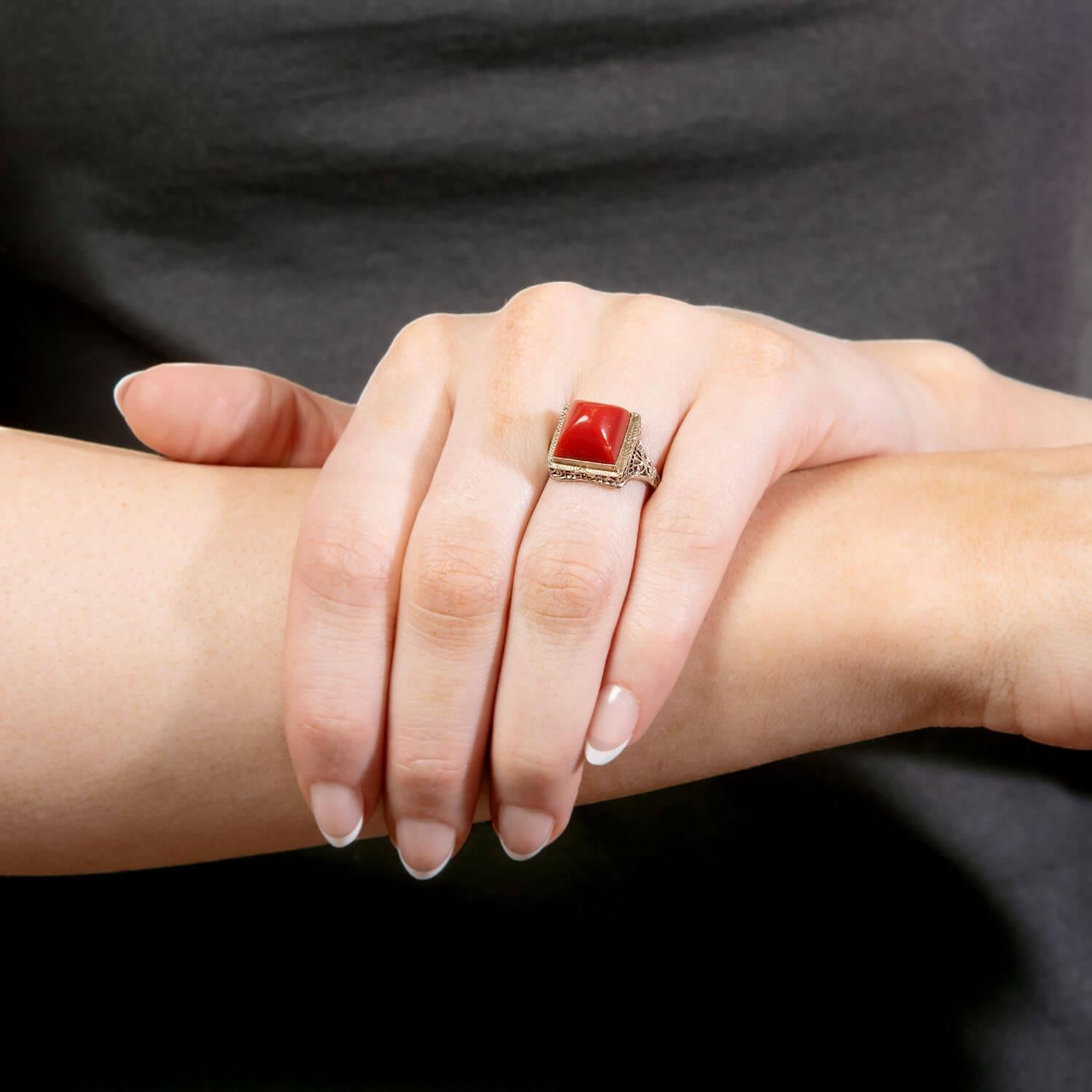 Bague Art Déco 14k Corail Cabochon Bullet en vente 3