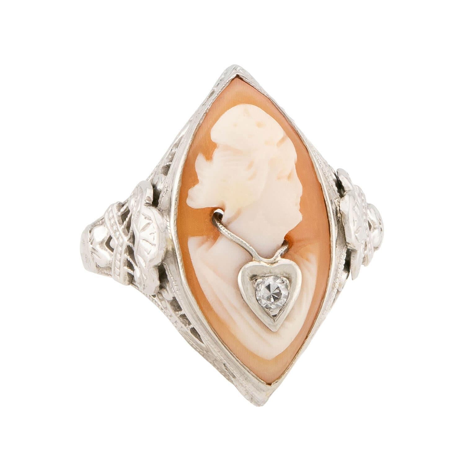 Un favoloso anello con cammeo intagliato della fine dell'epoca Art Deco (ca1930)! Realizzato in oro bianco 14 carati, questo pezzo di grande effetto presenta un bellissimo cammeo intagliato a mano incastonato in una splendida montatura a navette in