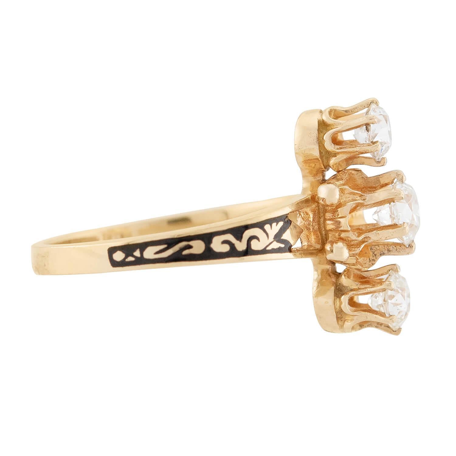 Une merveilleuse bague à navette en diamant de l'Art déco (ca1930) ! Réalisée en or jaune 14k, cette bague présente une pièce centrale verticale ornée de trois diamants. Les diamants sont de taille ancienne, maintenus dans des montures à griffes, et