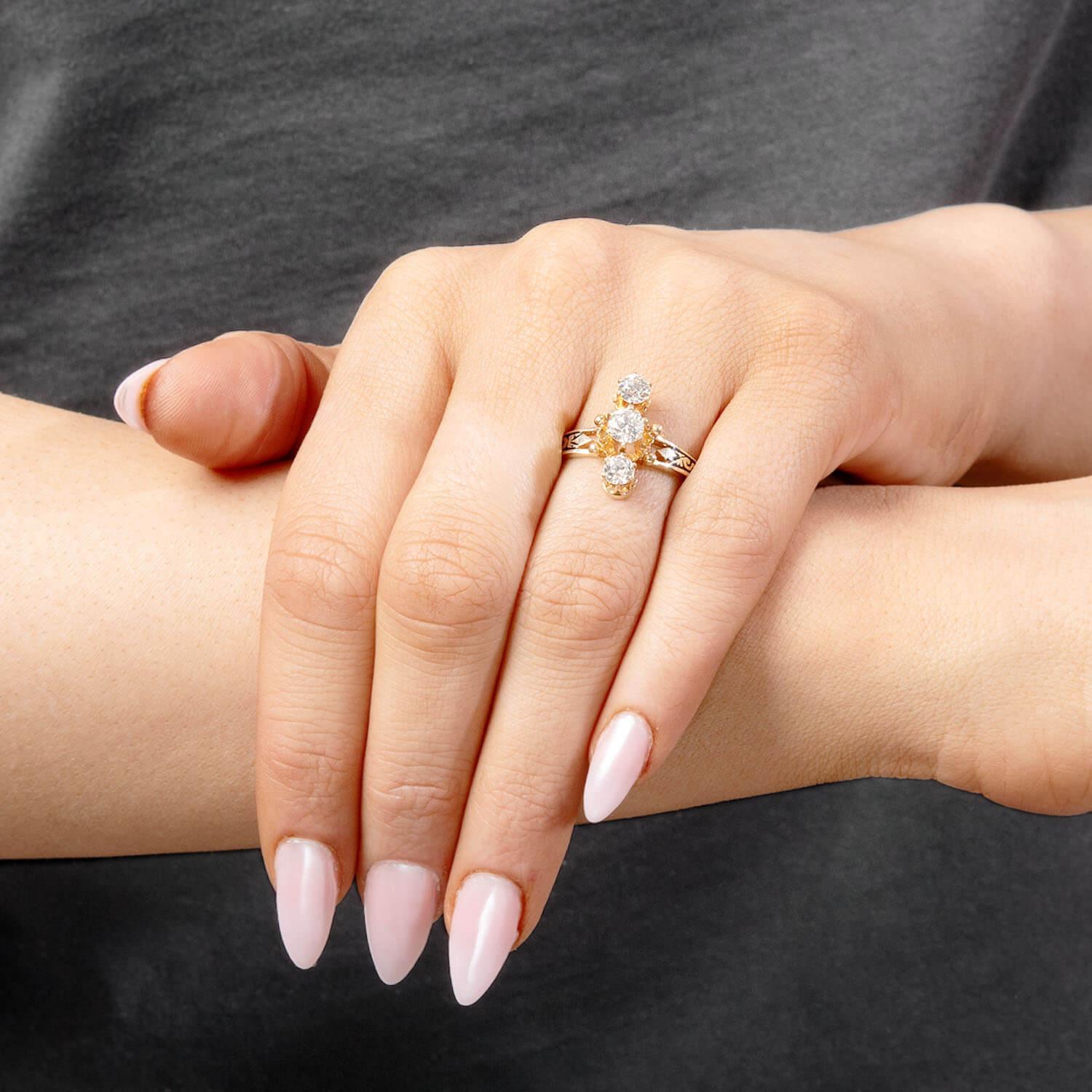 Bague navette Art déco 14 carats émaillée de diamants en vente 1