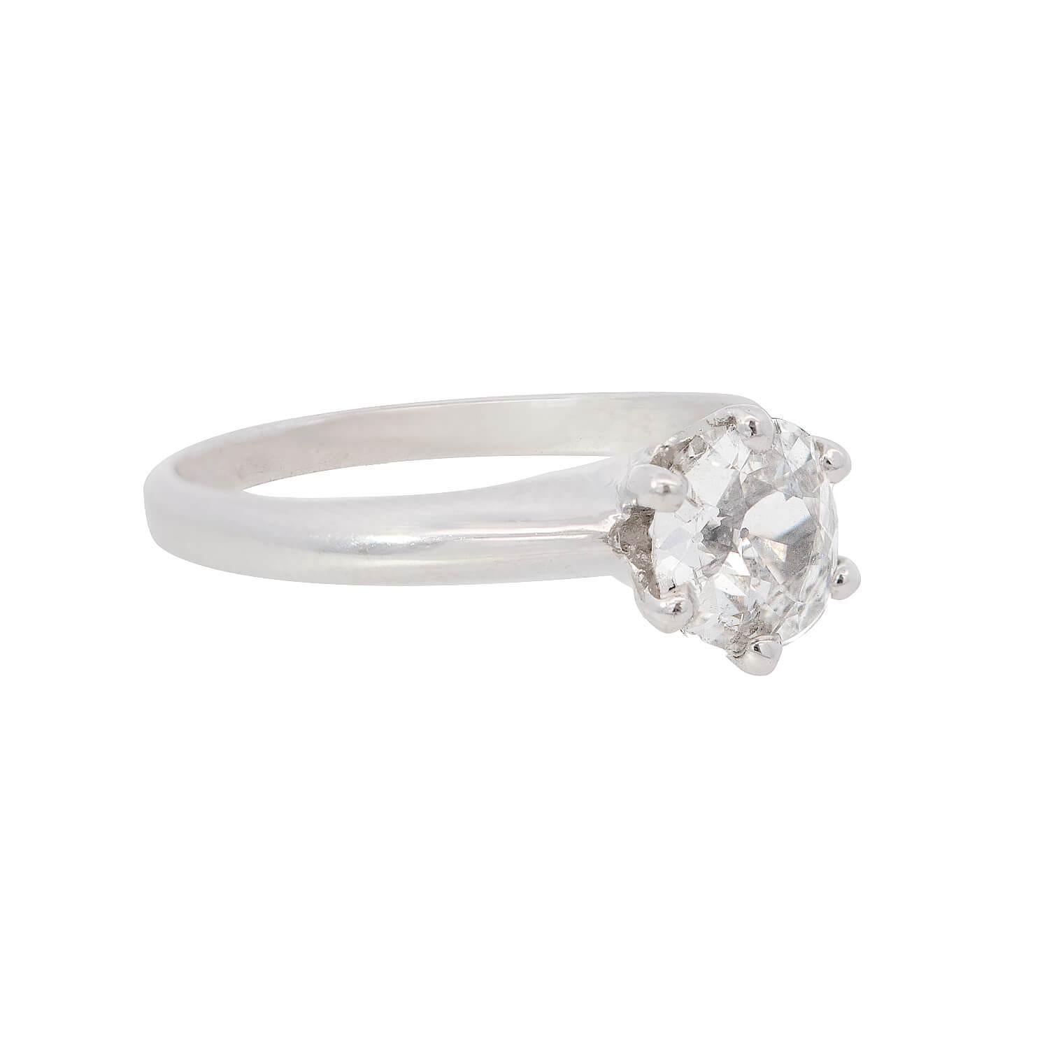 Une époustouflante bague de fiançailles en diamant de l'époque Art déco (ca1920) ! Réalisée en or blanc 14k, cette magnifique bague présente un design délicat, centré autour d'un diamant taille ancienne de 0,78ct. Le diamant est maintenu dans une