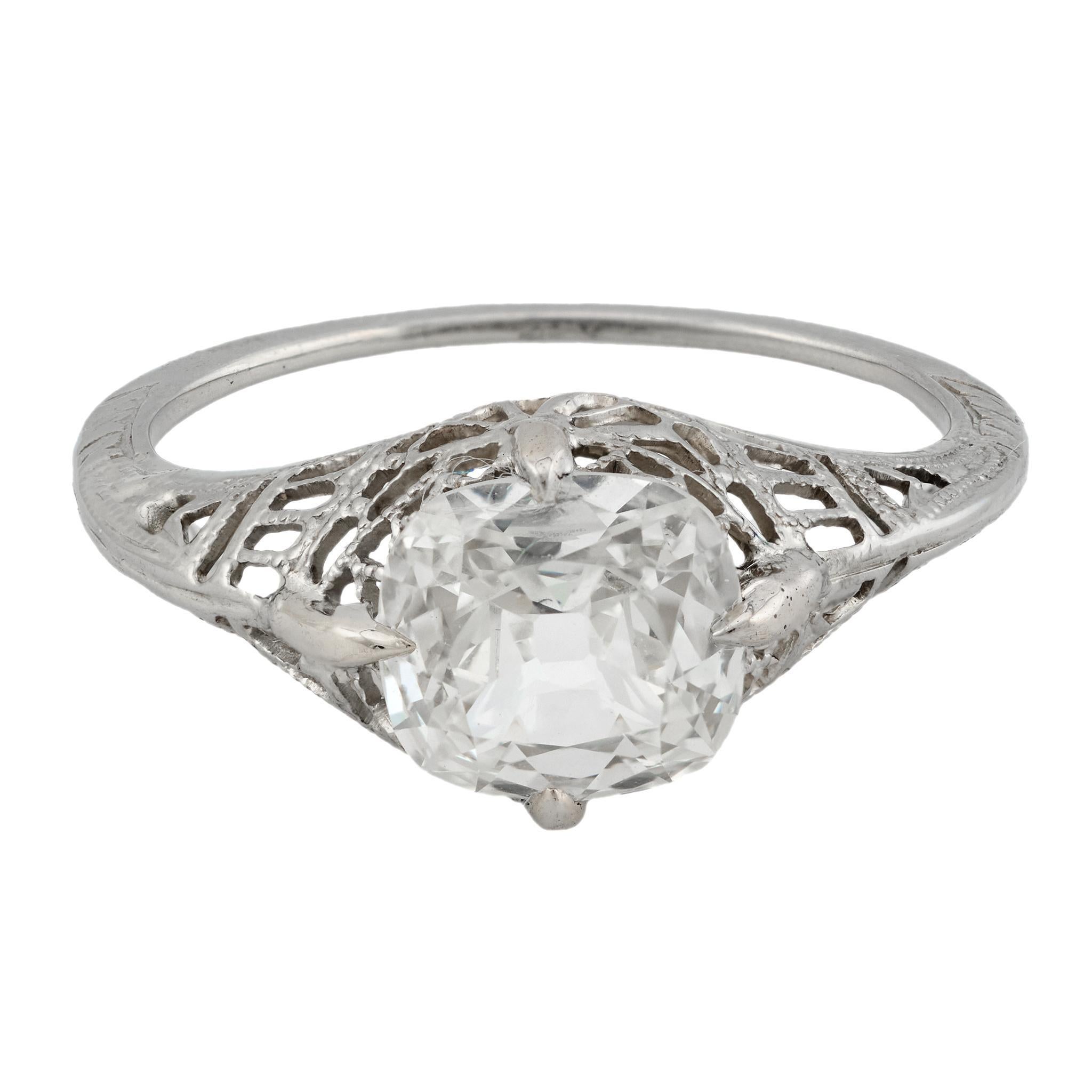 Ein zeitloser diamantener Verlobungsring aus der Art Déco-Ära (ca. 1920er Jahre)! Dieser schöne Ring aus 14 Karat Weißgold ist mit einem Diamanten im Peruzzi-Schliff von 1,20 Karat besetzt. Der Stein ist in einer Vier-Zacken-Fassung gefasst und hat