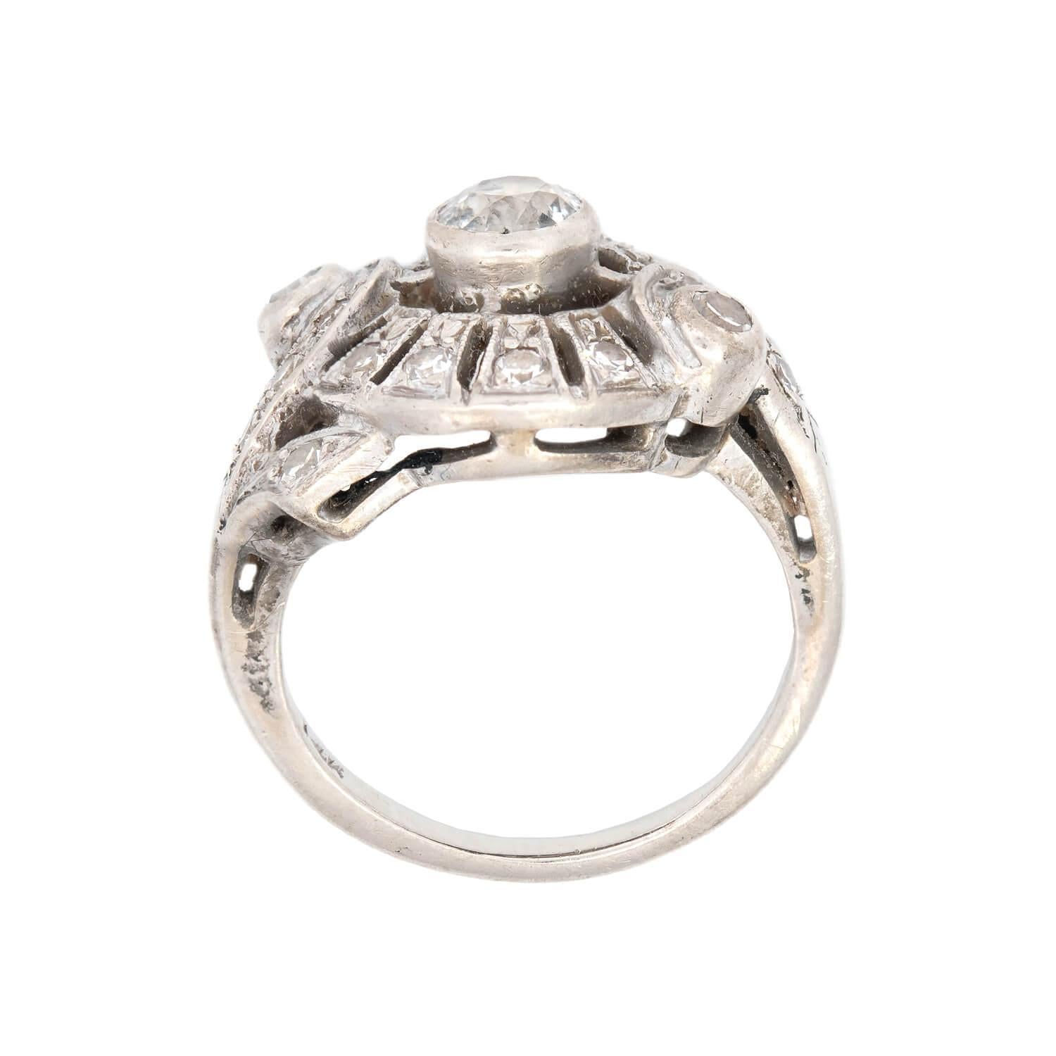 Taglio vecchia miniera Anello aureola con diamante Art Deco 14k in vendita