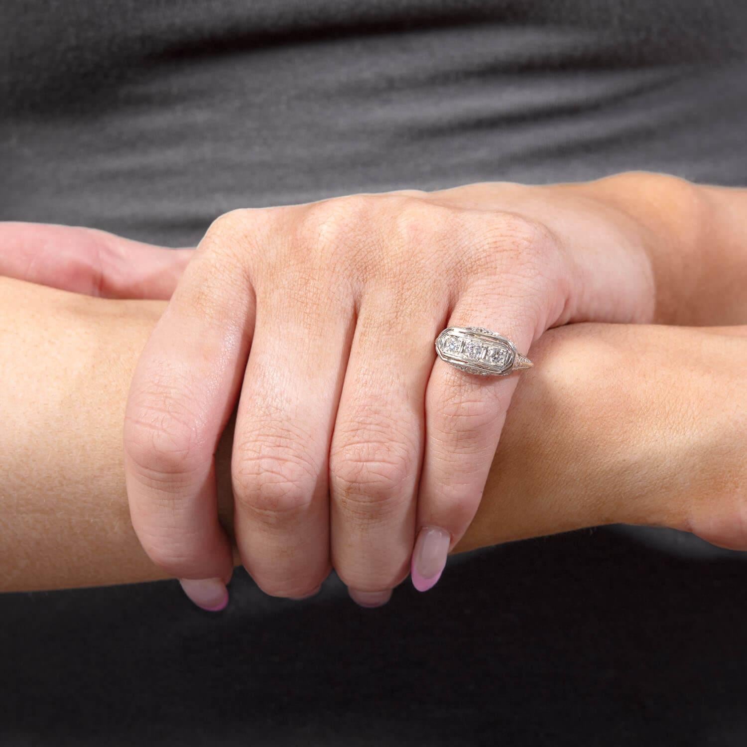 Donna Anello a tre pietre con diamante in stile Art Deco 14k in vendita