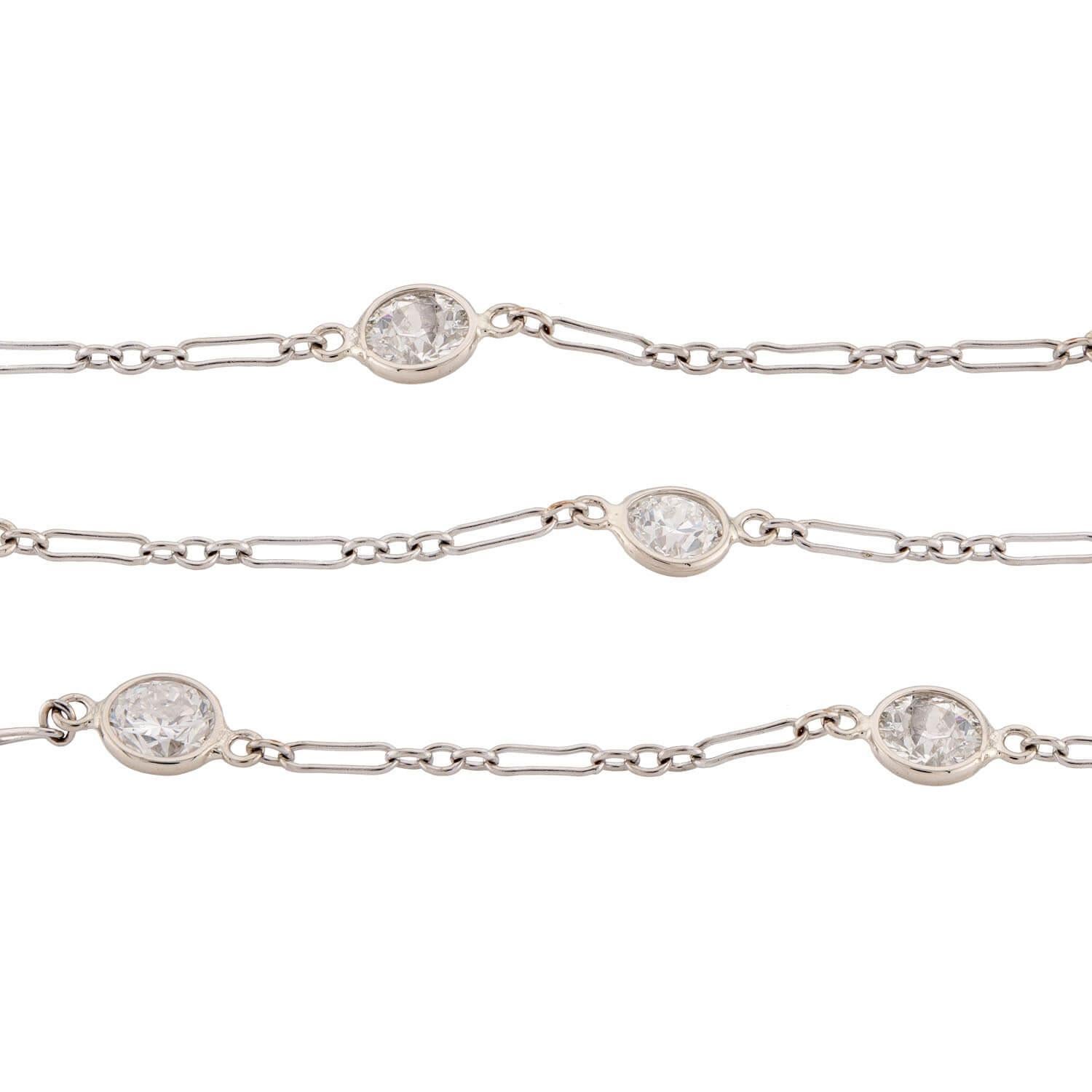 Una catena di diamanti semplicemente stupefacente, risalente all'epoca dell'Art Deco (ca. 1920)! Realizzata in oro bianco 14 carati, questa collana è composta da delicate maglie a forma di ellisse che formano una catena elegante e raffinata. La
