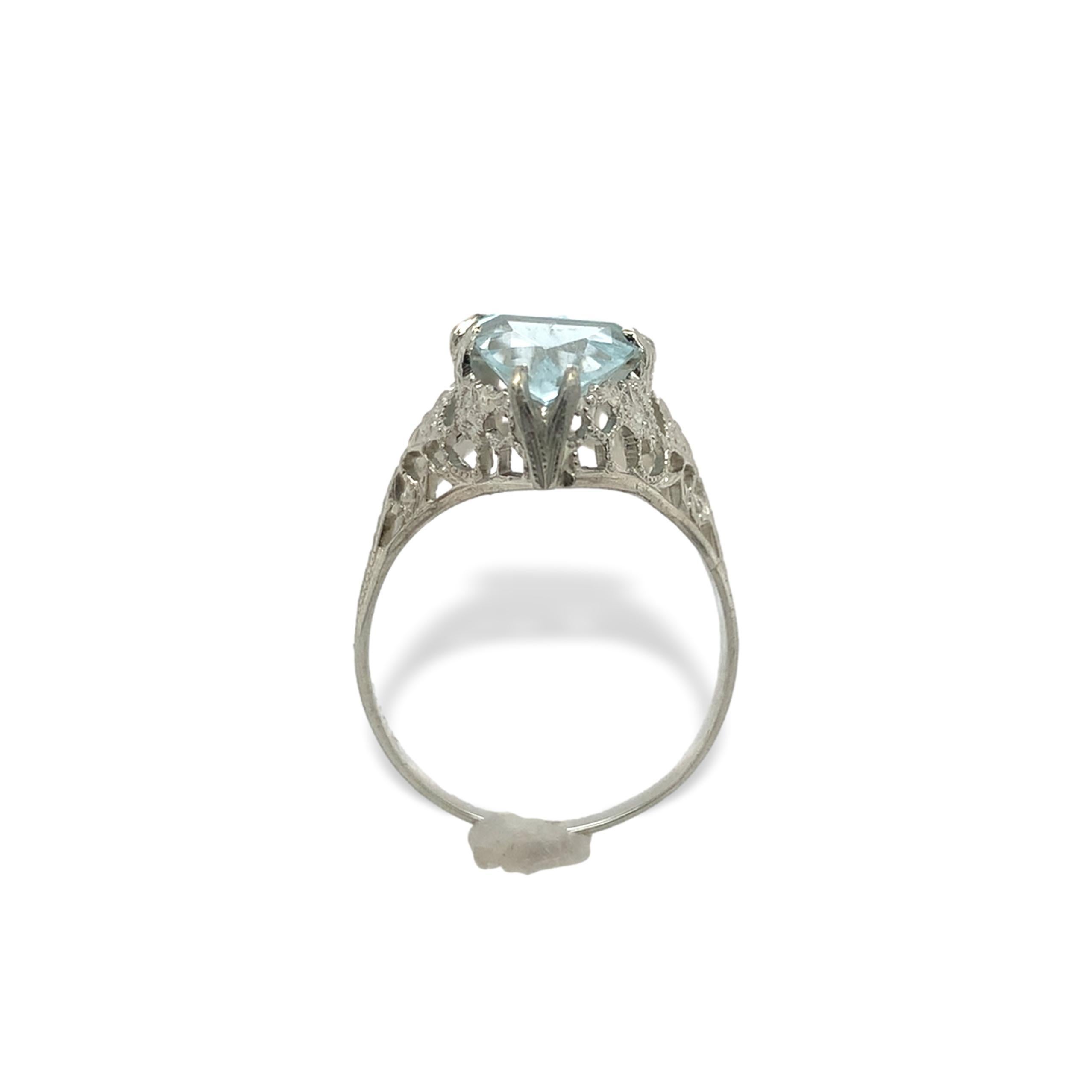 Anello in filigrana d'oro bianco 14K con due acquamarine a taglio triangolare del peso totale di 2,15 carati. Le acquemarine sono tagliate su misura con un bordo piatto per imitare una marquise. Le acquemarine misurano circa 8 mm x 7,6 mm e sono di