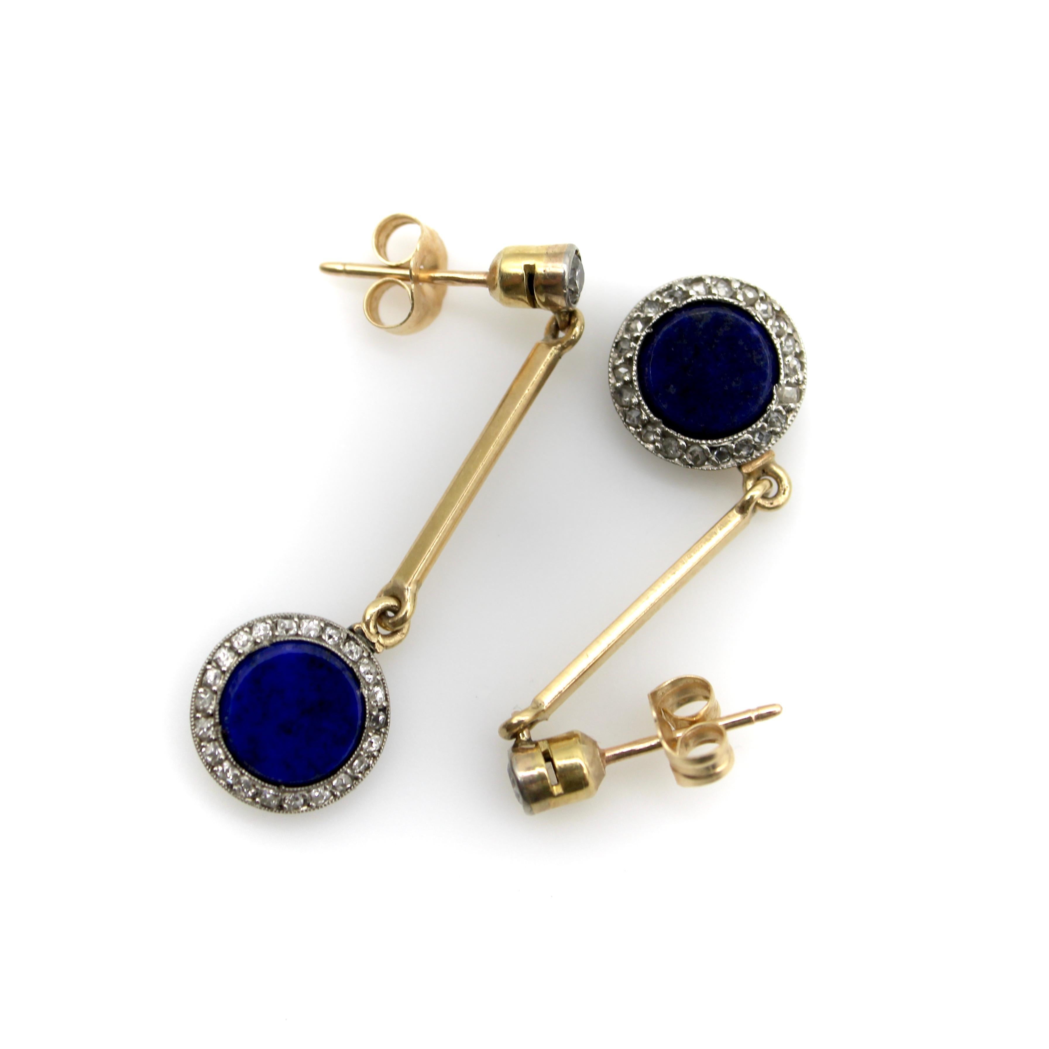 Boucles d'oreilles pendantes Art Déco en or 14K et platine avec diamants et lapis en vente 1