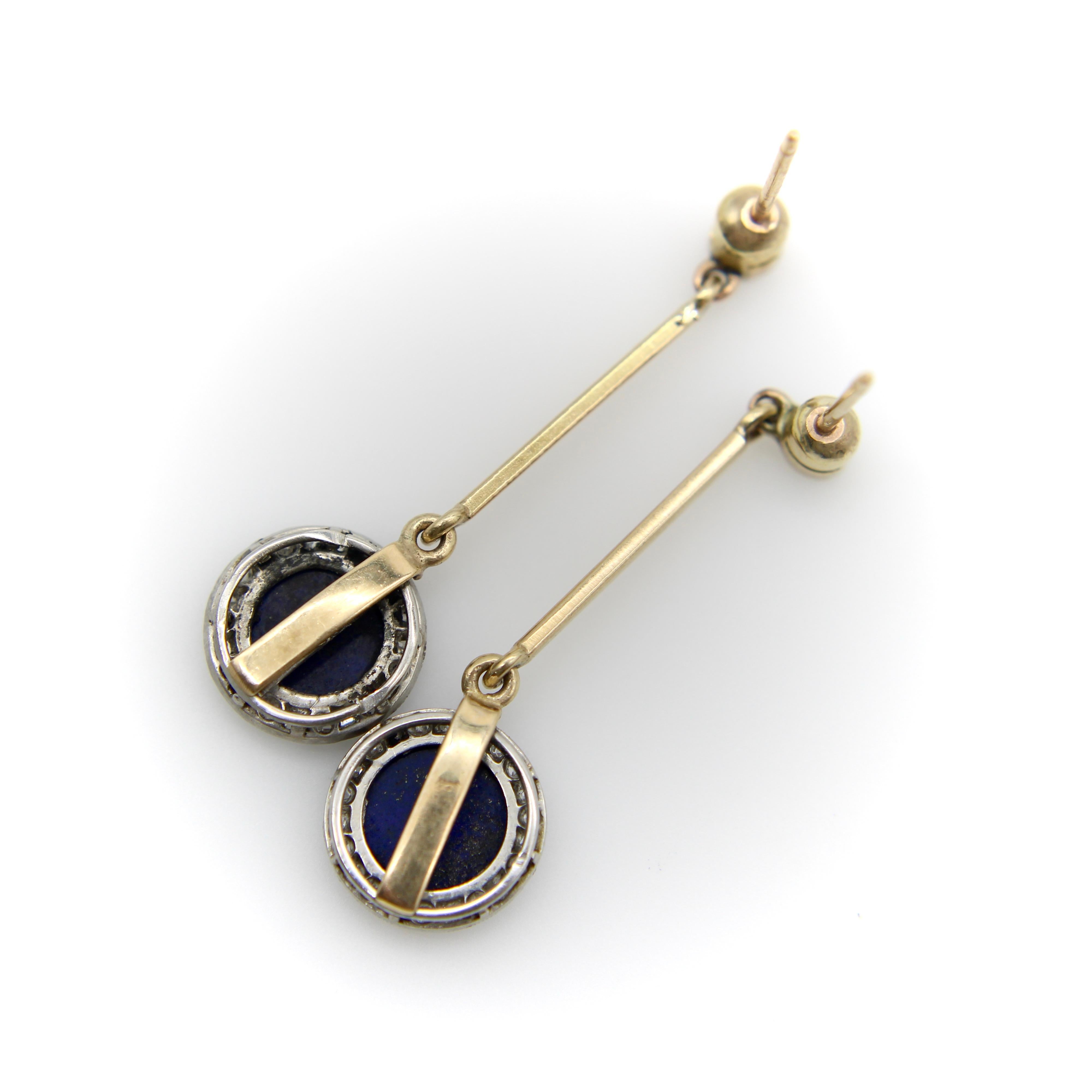 Boucles d'oreilles pendantes Art Déco en or 14K et platine avec diamants et lapis en vente 2