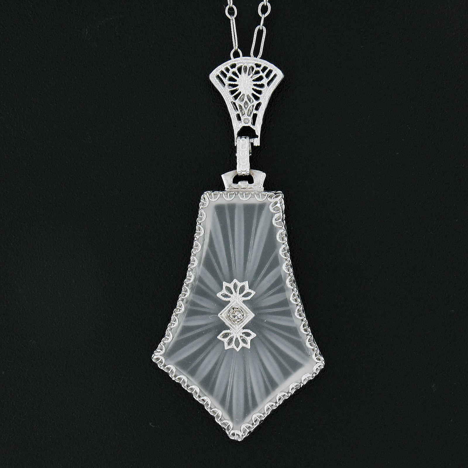 --Pierre(s) :...
(1) Diamant naturel véritable - taille ancienne simple - serti clos
(1) Verre à camphre - Forme unique sculptée

MATERIAL : Or blanc massif 14k
Poids : 5.38 grammes
Type de chaîne : Chaîne à maillons texturés originale faite à la