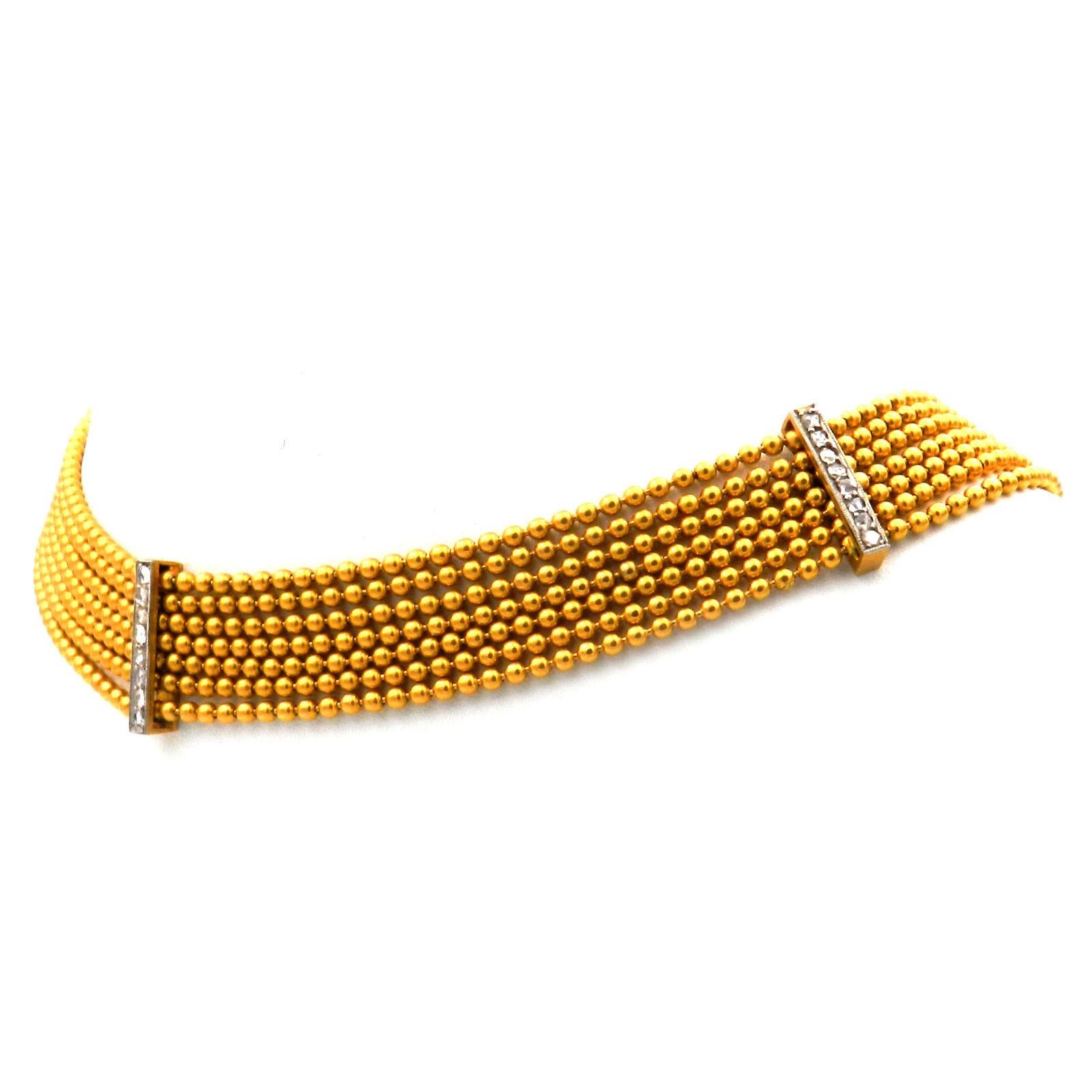 Art Deco 14K Gold Diamant Collier de Chien Choker Halskette um 1910

Diese Halskette, die sich eng um den Hals schmiegt, zeichnet sich durch einzigartige Eleganz und besondere Handwerkskunst aus. Sie besteht aus sieben Corden mit kleinen Goldperlen