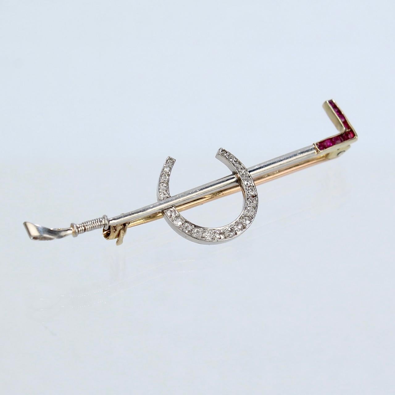 Art Deco 14 Karat Gold Diamant und Rubin Reiter-Reiter-Crop und Hufeisen-Anstecknadel im Zustand „Gut“ im Angebot in Philadelphia, PA