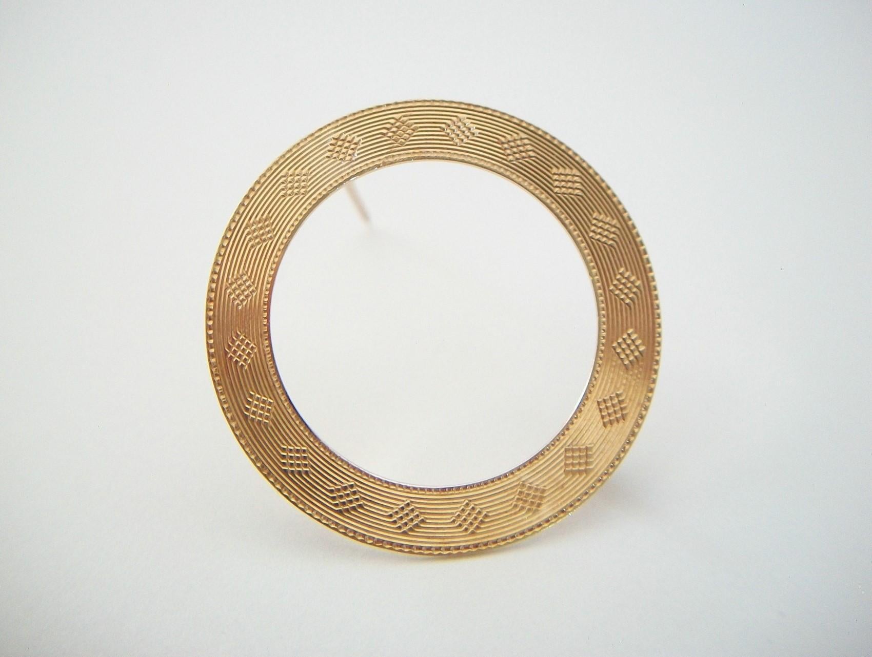Art Deco 14k Gold Engine Turned Circle Brooch, United States, circa 1920s For Sale 5