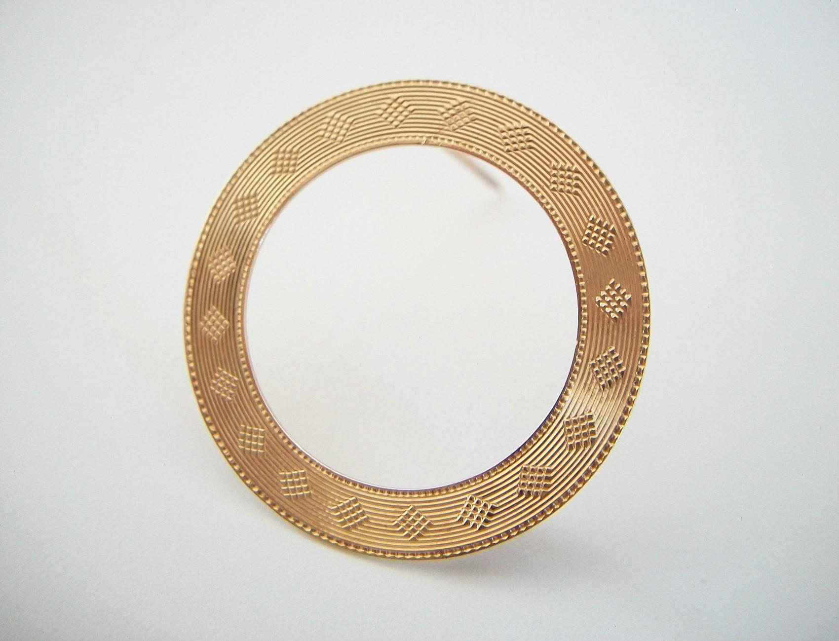 Art Deco 14k Gold Engine Turned Circle Brooch, United States, circa 1920s For Sale 6