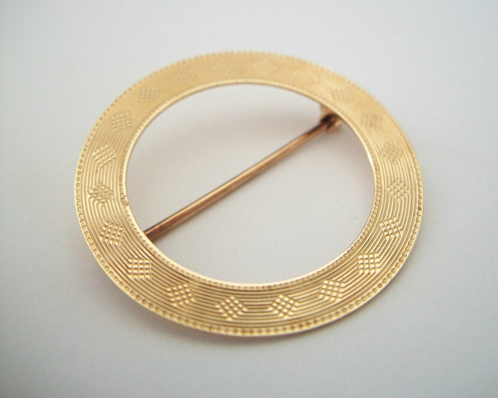 Art Deco 14k Gold Engine Turned Circle Brooch, United States, circa 1920s In Good Condition For Sale In Chatham, CA