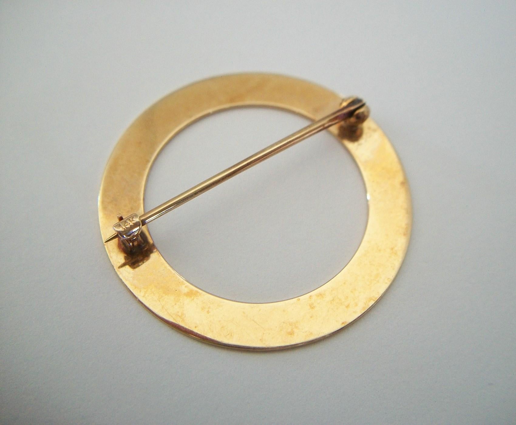Women's or Men's Art Deco 14k Gold Engine Turned Circle Brooch, United States, circa 1920s For Sale