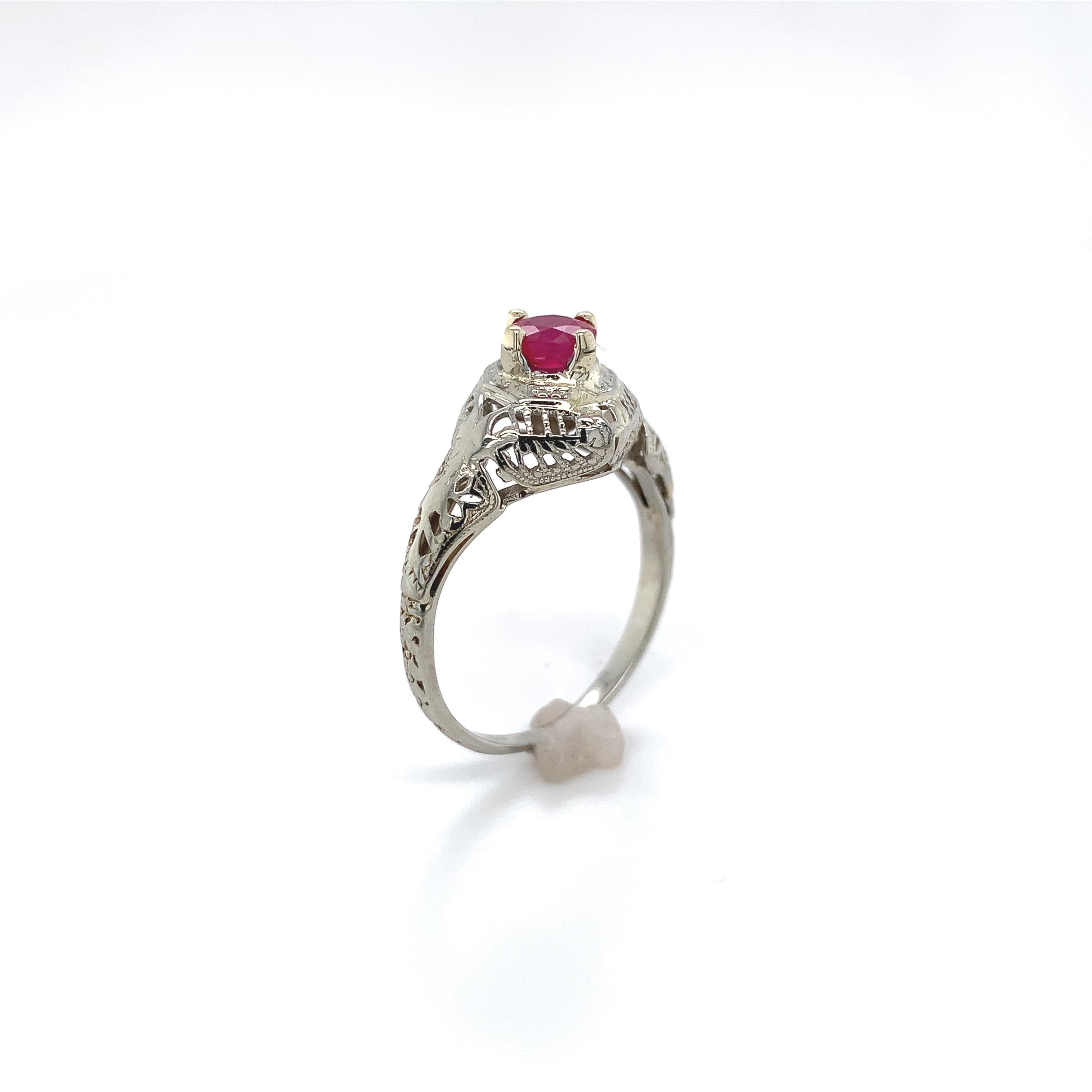 Art Deco 14K Gold Filigree Ring with .66ct Round Ruby In Good Condition For Sale In Big Bend, WI