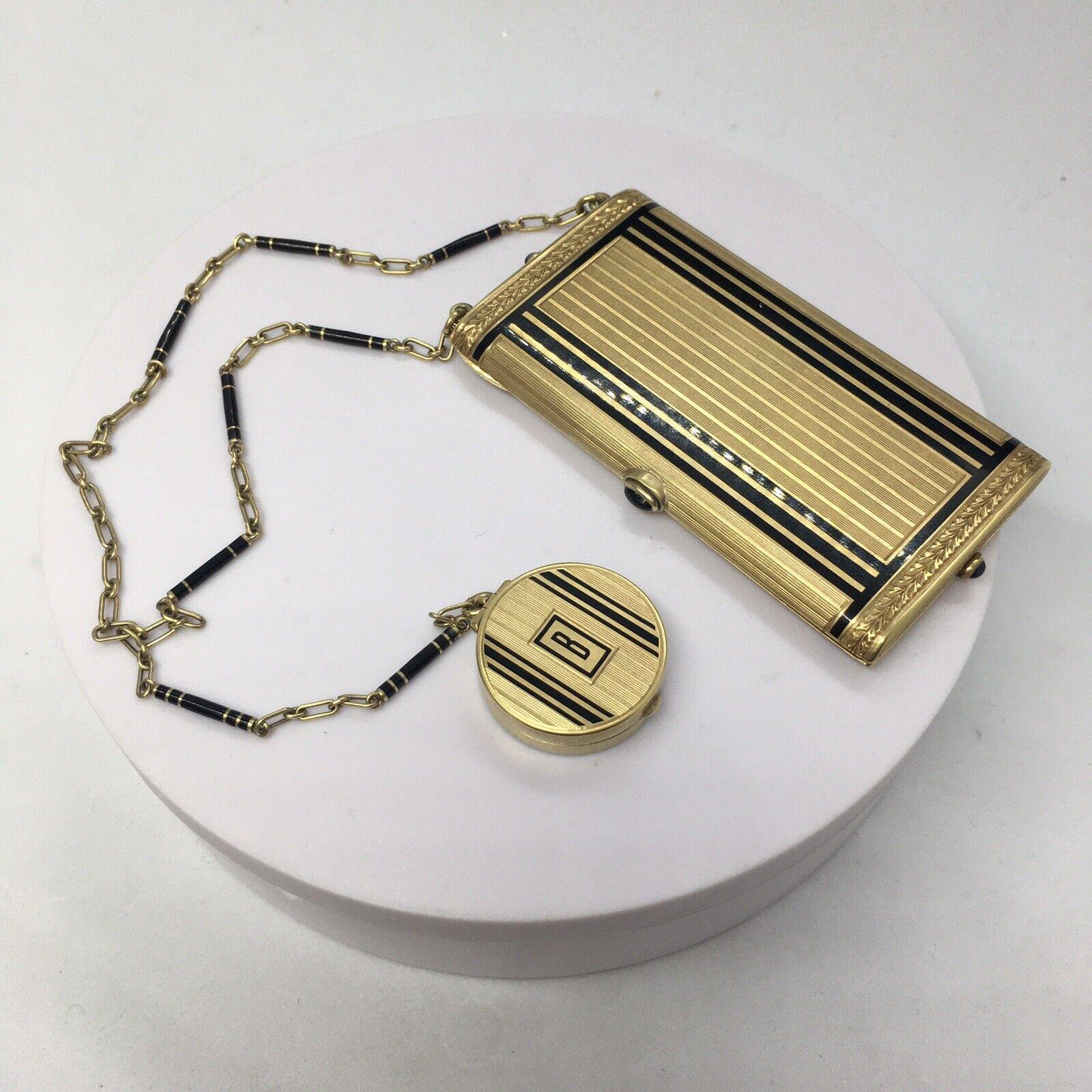 Art Deco 14K GOLD  Makeup Case Compact Powder Rouge 1930s American made 

99.2 gram
Marked’14K’
3 inch long 1,75 inch wide .25 inch thick
Pill box 1 inch in diameter 1/4 inch thick 7.25 inch long chain
Three sapphire push bottom initial B
In good