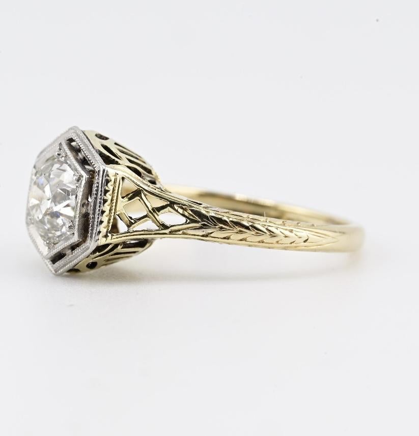 Exemple étonnant de l'élégance Art déco, cette authentique bague de fiançailles présente un diamant central brillant d'environ 0,80 carats serti dans un chaton en platine avec une tige en or jaune 14 carats. Le diamant est exceptionnellement vif,