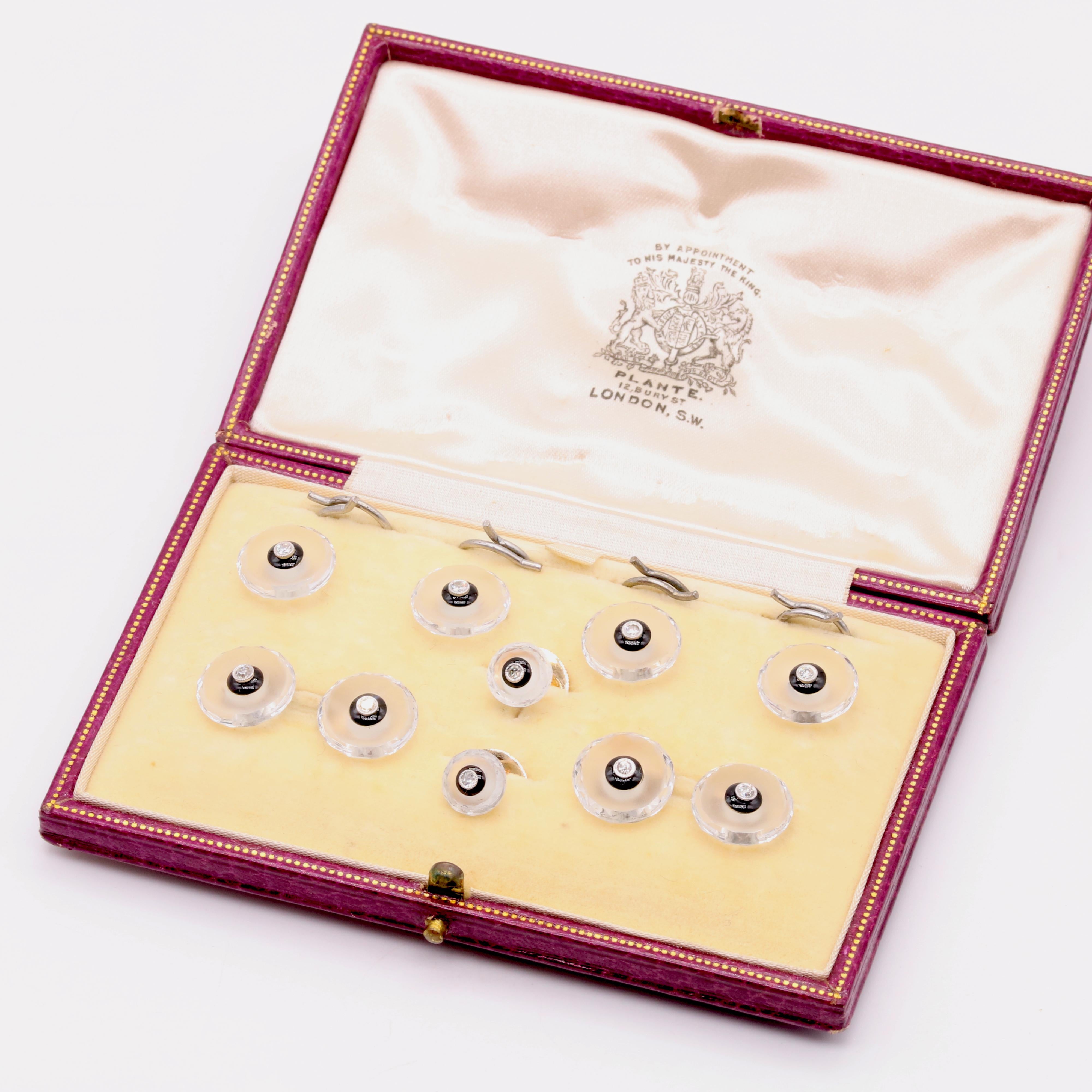 Juego Art Déco de pendientes de vestido, pendientes de cuello y gemelos de diamante, ónice, cristal de roca, platino y oro amarillo, cada uno de ellos compuesto por un diamante antiguo de talla única, un cabujón de ónice y cristal de roca facetado,