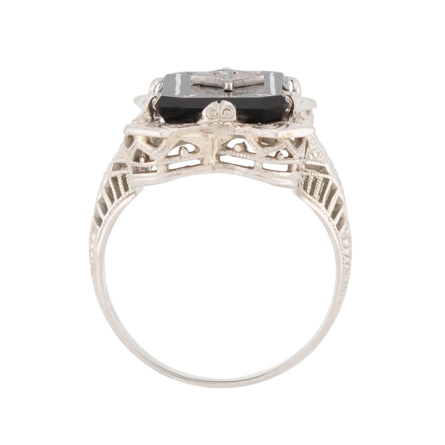 Taglio misto Anello Art Deco 14k con onice e diamanti in filigrana in vendita