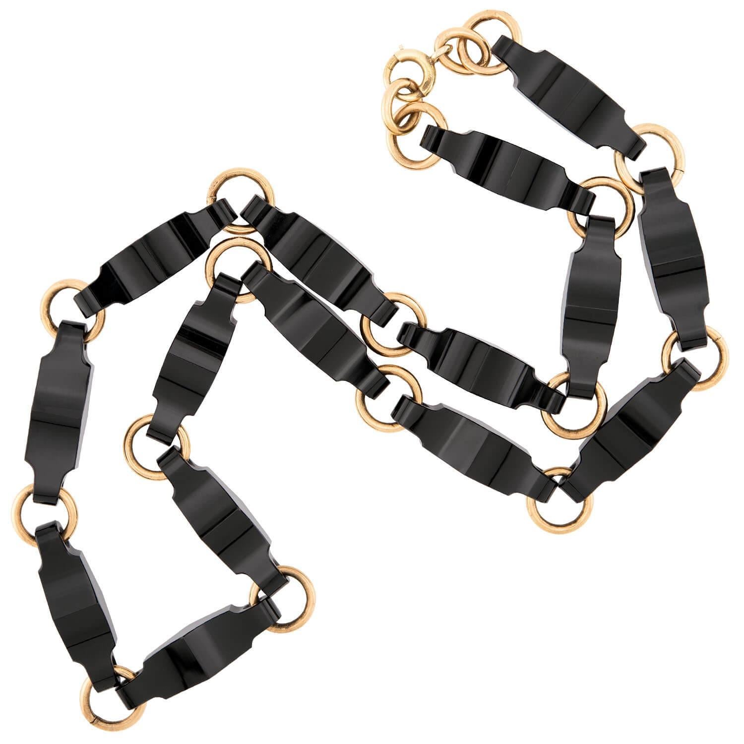 Una splendida collana in onice dell'epoca Art Deco (ca. 1920)! Realizzata in oro 14k, questa collana è composta da 15 maglie oblunghe in onice. Le pietre di onice hanno una bella tonalità nera scura e sono collegate l'una all'altra da semplici