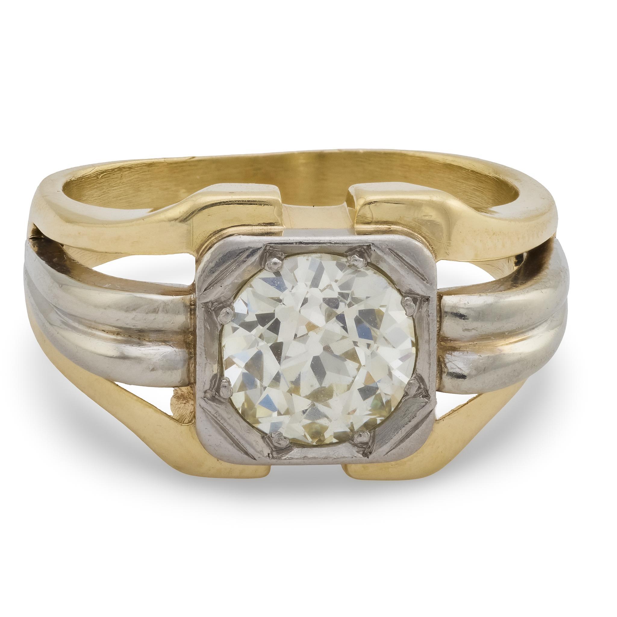 Un anello di diamanti unico nel suo genere, risalente all'epoca dell'Art Déco (ca. 1920)! Realizzato in oro giallo 14 carati e palladio, questo anello presenta un diamante solitario di 2,5 carati con taglio vecchio europeo. La pietra è incastonata e