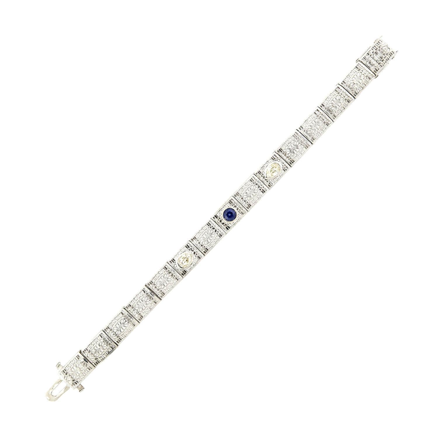 Un magnifique bracelet en ligne de l'époque Art déco (ca1920) ! Réalisée en or blanc 14 carats, cette magnifique pièce est composée de 15 maillons en forme de boîte qui présentent un magnifique motif filigrané. Le bracelet est inhabituellement large