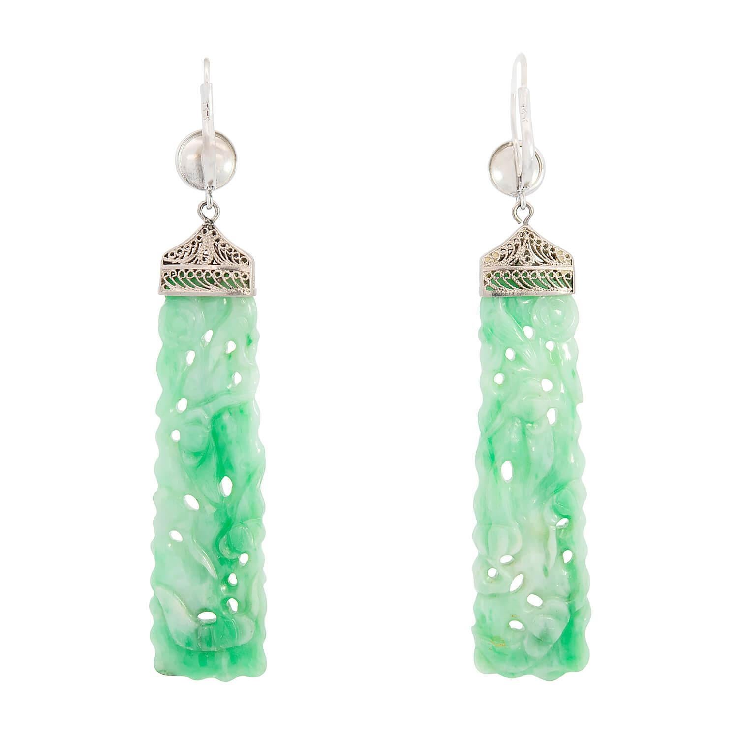 Pendientes Art Decó de jade tallado en platino y 14 quilates Sin cortar en venta