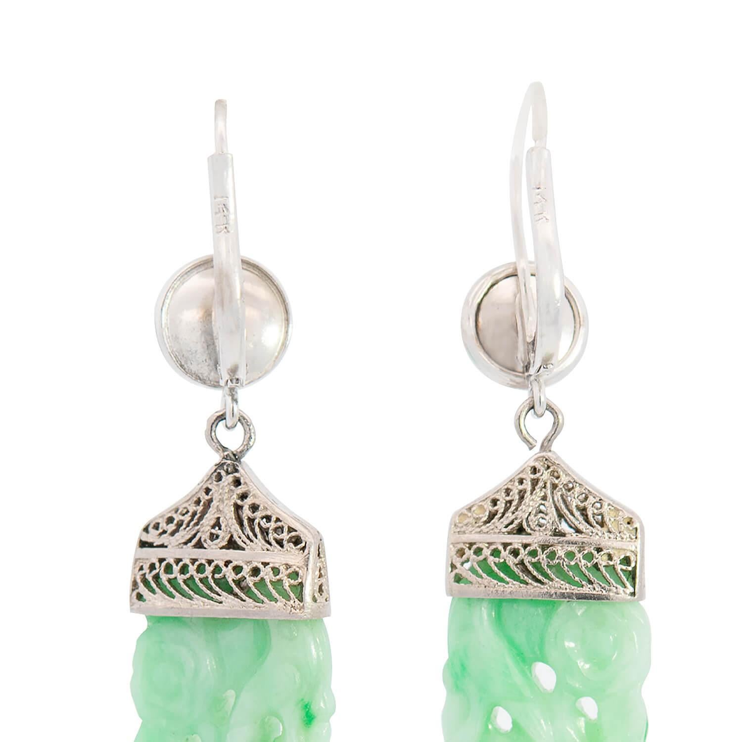 Pendientes Art Decó de jade tallado en platino y 14 quilates en Bueno estado para la venta en Narberth, PA