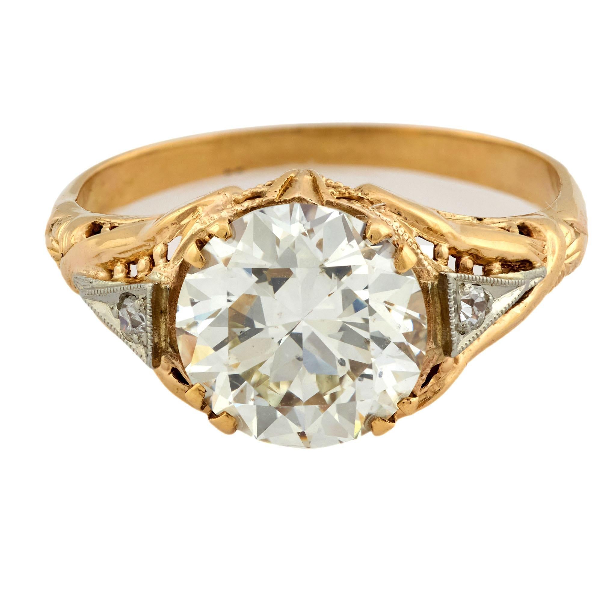 Une bague de fiançailles époustouflante de l'époque Art déco (vers les années 1920) ! Réalisée en or jaune 14k et en platine, cette bague est ornée d'un diamant solitaire de 2,27 carats de taille européenne ancienne. Le gros diamant est retenu par