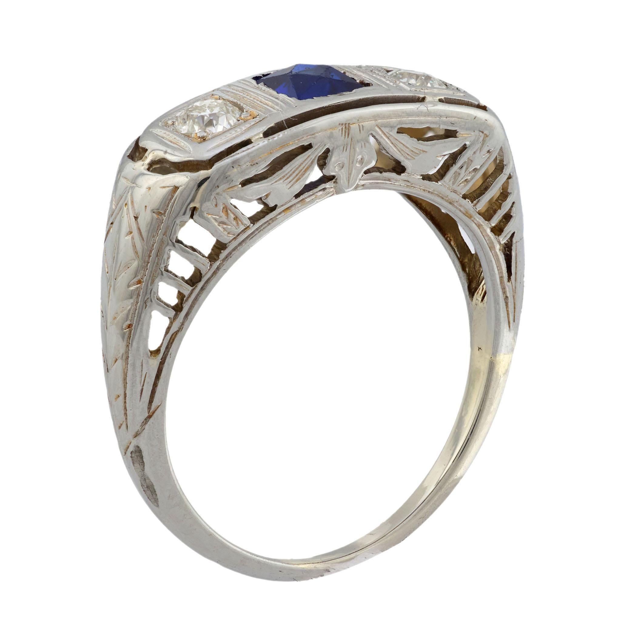 Taglio francese Anello a tre pietre con zaffiro e diamante in stile Art Deco 14k in vendita