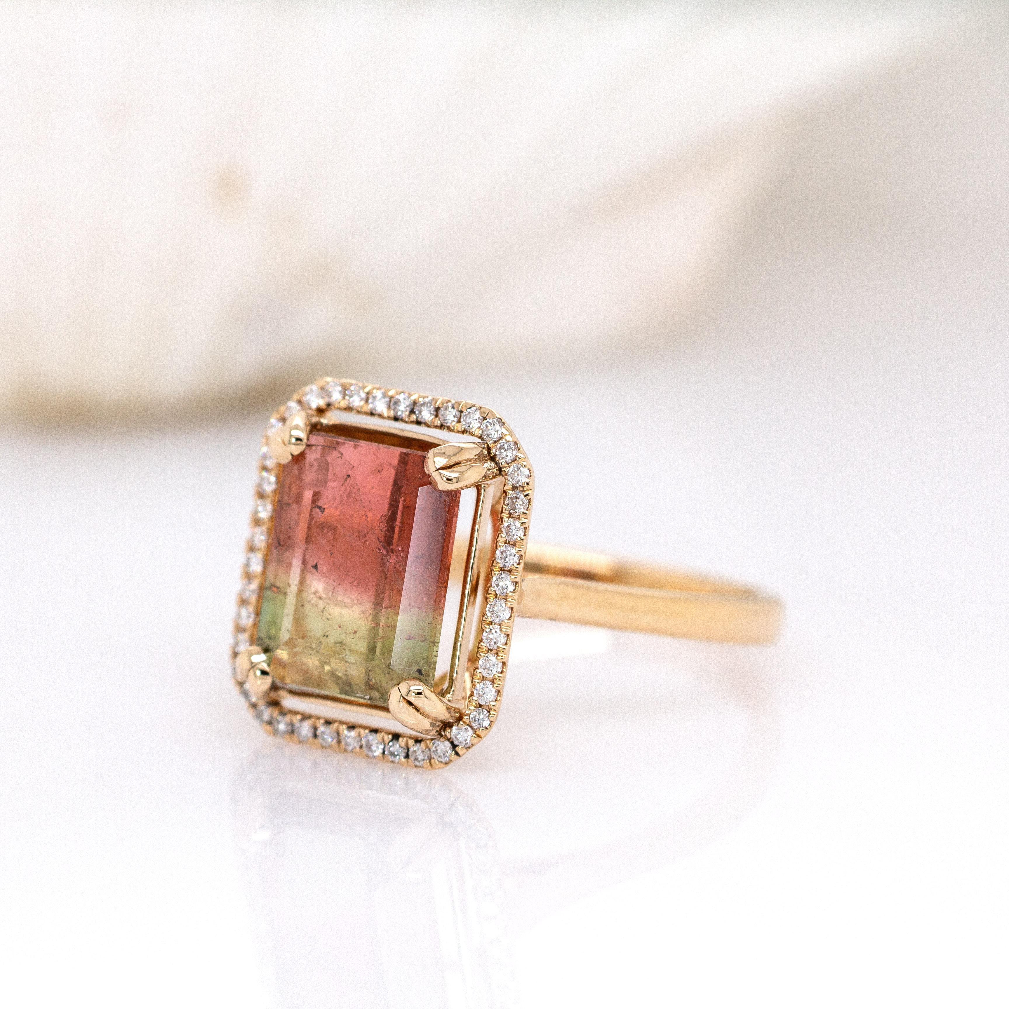 Art Deco 14K Solid Gold Ring: Bi-Color Turmalin, Erde abgebaut Diamant Halo (Smaragdschliff) im Angebot
