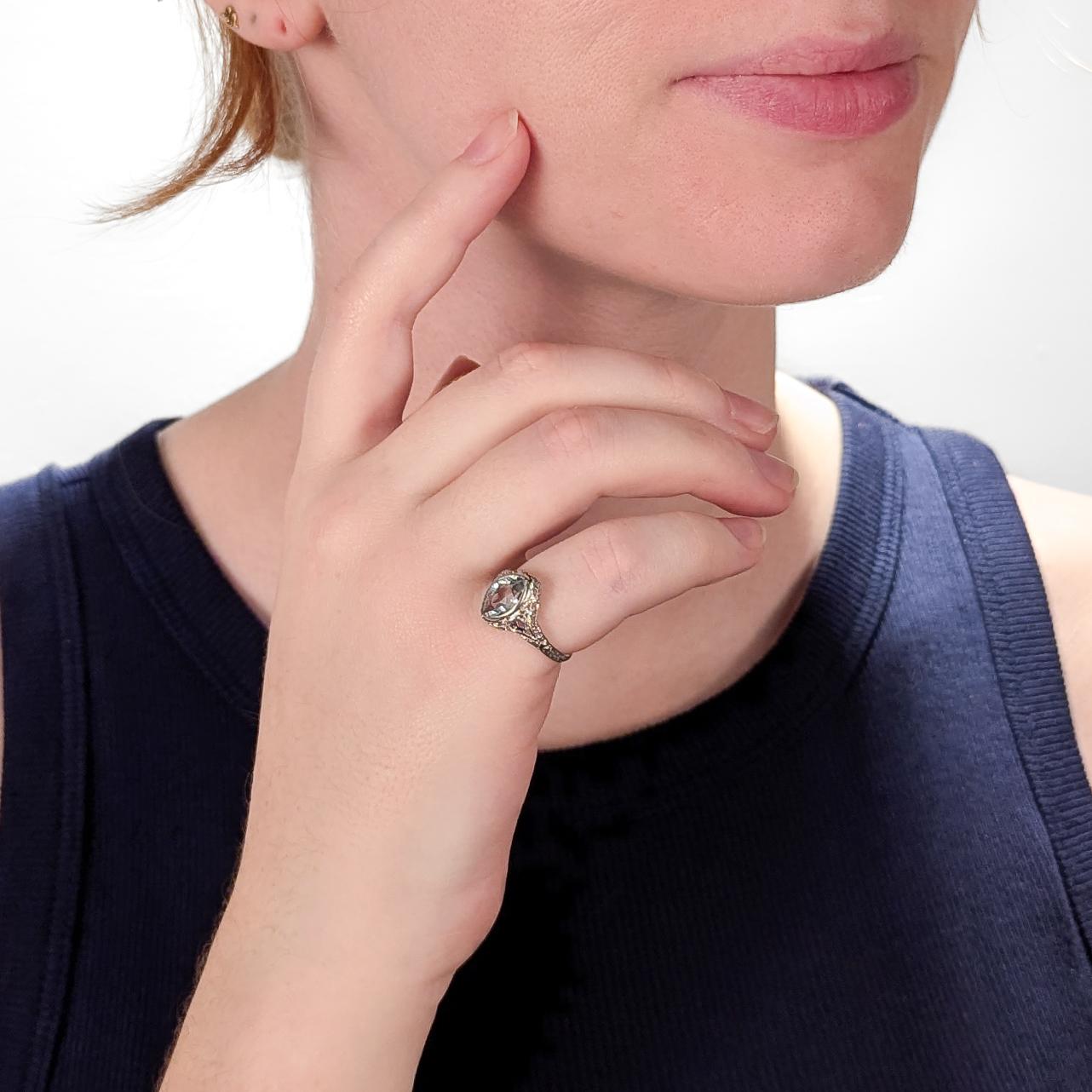 Ein feiner antiker Art-Deco-Cocktailring aus Weißgold und Aquamarin.

Aus 14 Karat Weißgold.

Mit einem zentralen, in der Lünette gefassten Aquamarin von 1,21± Ct. im modifizierten Brillantschliff in einer filigranen Fassung mit einem sich